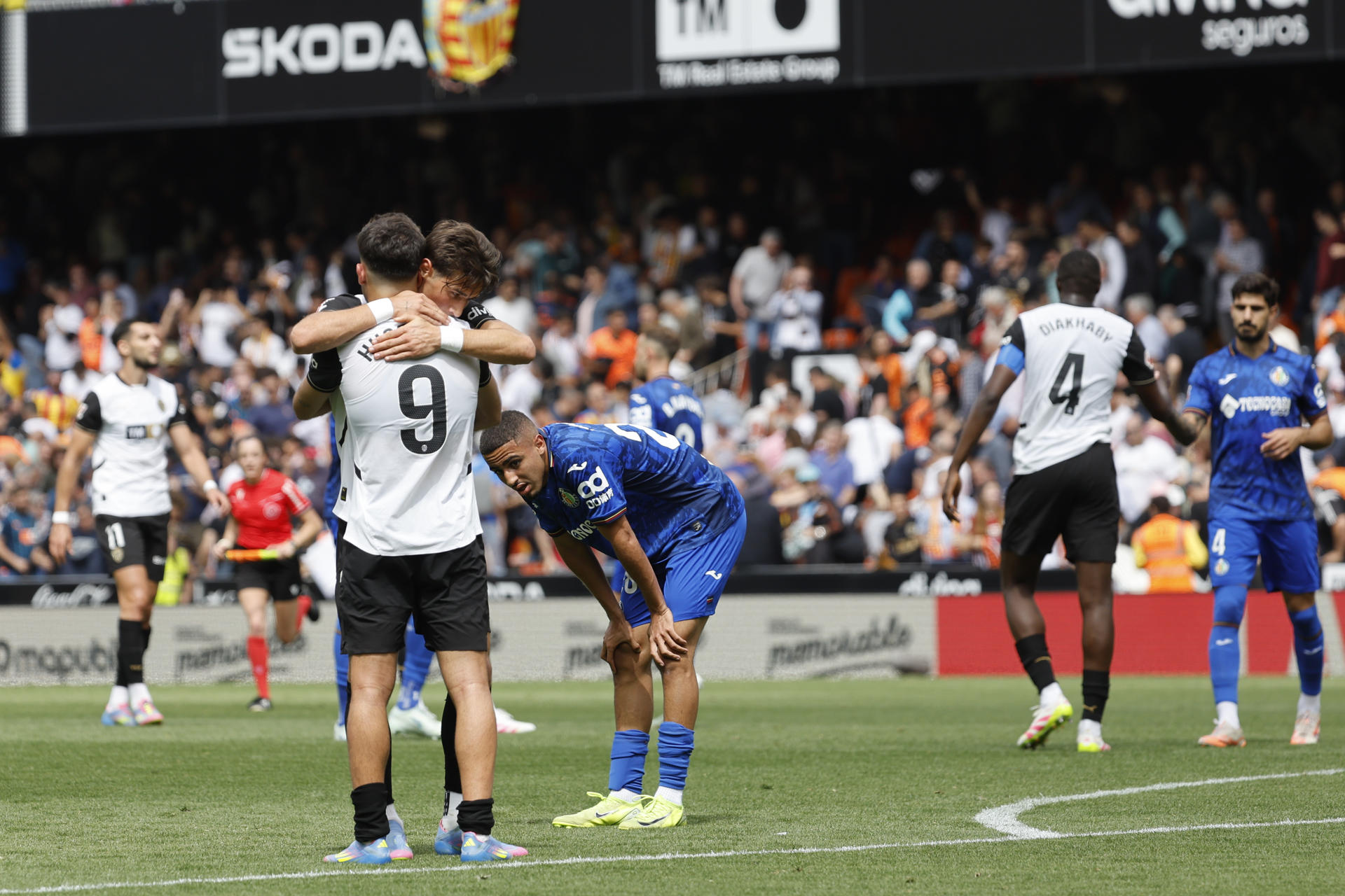 El delantero del Valencia Hugo Duro (i), se felicita tras el partido de la jornada 35 de LaLiga EA Sports disputado este sábado en el Estadio de Mestalla en Valencia. EFE/Ana Escobar