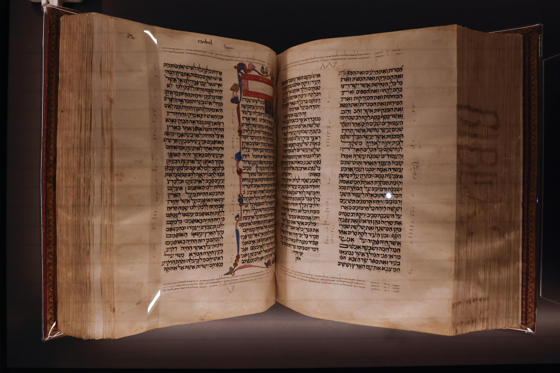 El llamado Papiro de Ezequiel, el documento más antiguo conservado en la Biblioteca Nacional de España, fechado en torno al siglo III d.C., se puede ver desde este jueves en una exposición en la que se explica la historia de esta joya bibliográfica, compuesta por diez hojas de papiro escritas por ambas caras y que proviene de un códice excepcionalmente conservado de la traducción de la Biblia al griego. EFE/ Blanca Millez