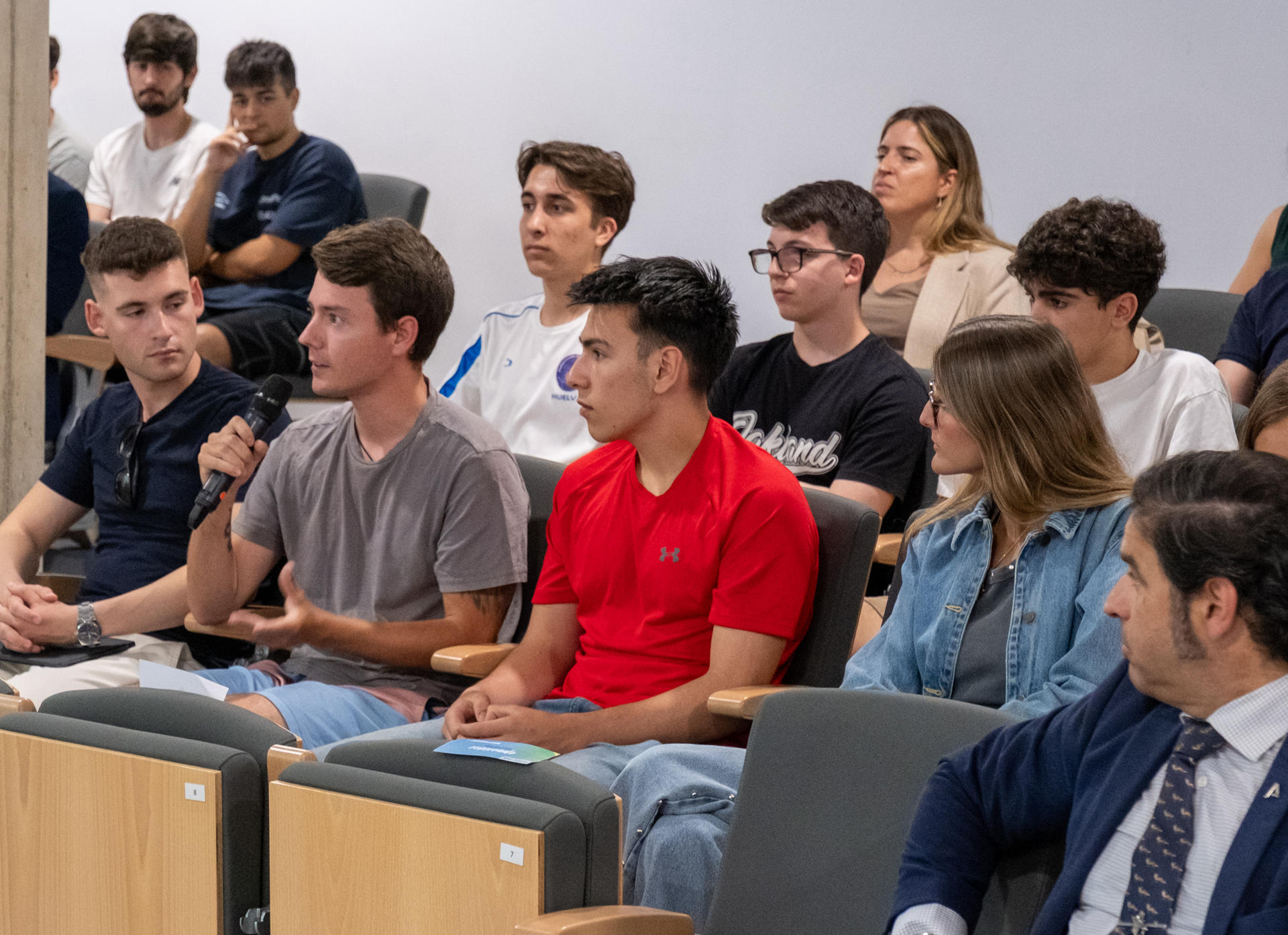 Charla coloquio en el encuentro Andalucía Greenvolution celebrado en la Escuela de Ingeniería de la Universidad de Huelva (UHU) y promovido por la Agencia EFE y Moeve en Huelva. El hidrógeno verde, molécula protagonista en la transición energética, es ya más presente que futuro como se evidencia en el papel clave que está jugando en la reindustrialización de Andalucía, una región que aspira a convertirse en uno de los mayores puntos de producción de Europa. EFE/Julián Pérez