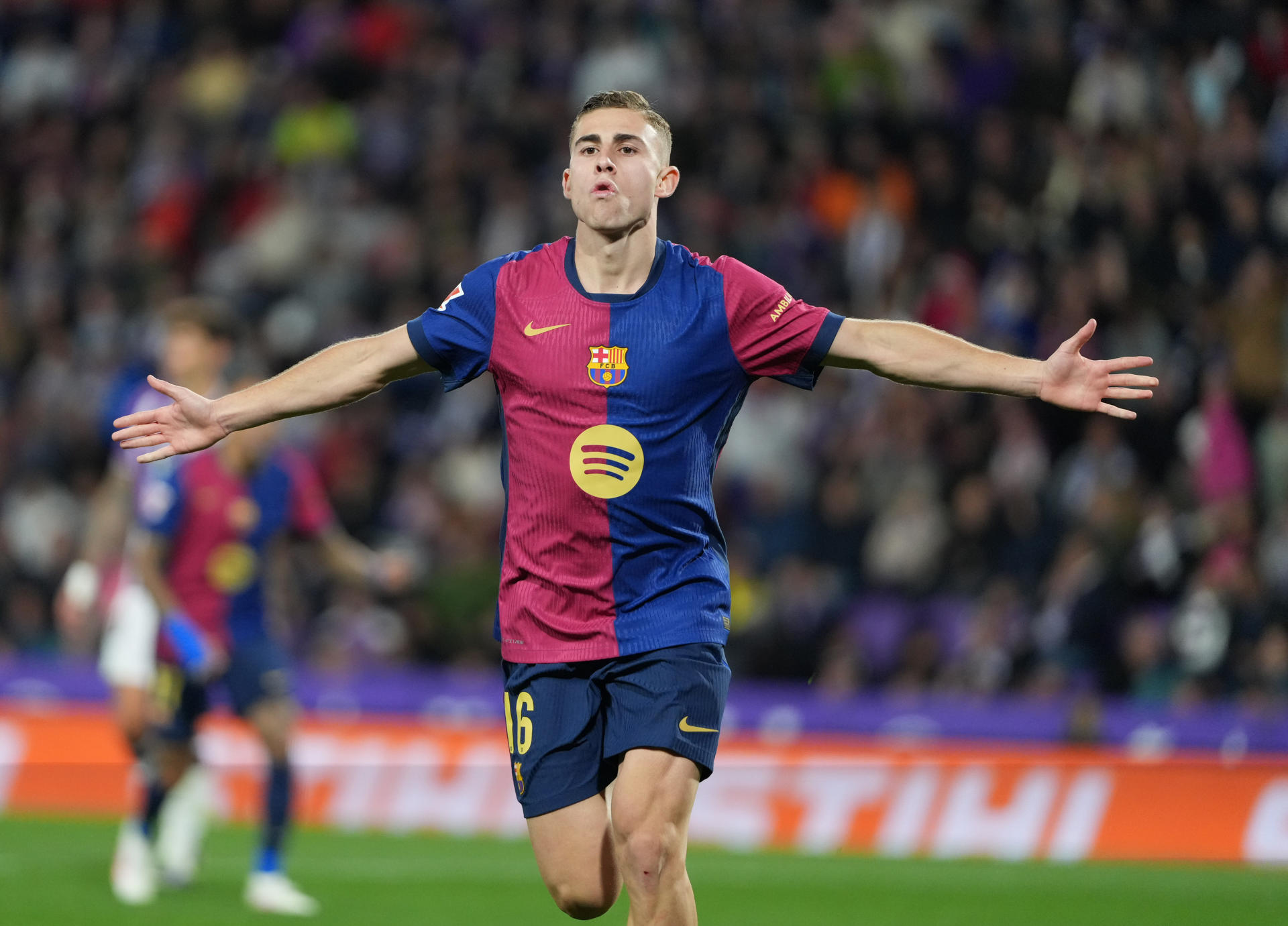 El centrocampista del Barcelona Fermín López celebra tras marcar el segundo gol ante el Valladolid, durante el partido de LaLiga de fútbol que Real Valladolid y FC Barcelona disputaRON en el estadio José Zorrilla. EFE/R. García