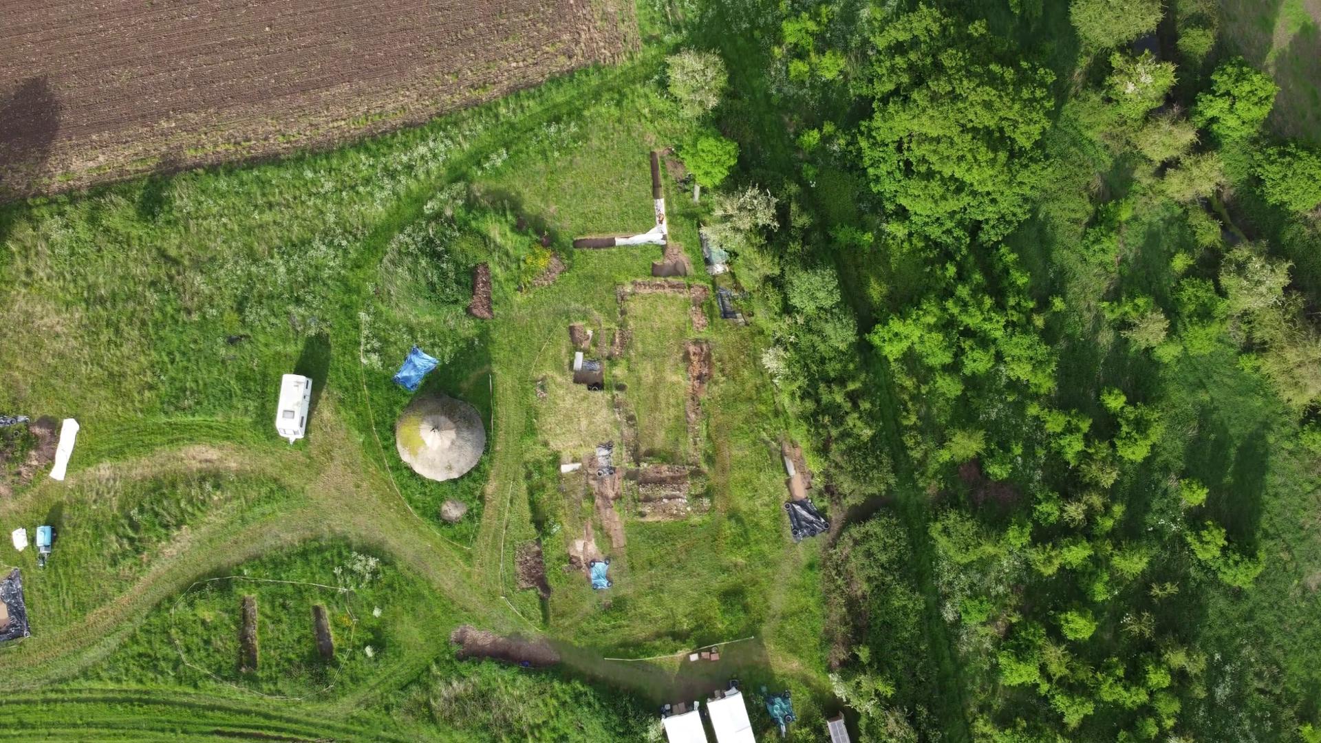 Toma aérea de la capilla medieval en Poulton, Cheshire, uno de los lugares donde se encontraron restos, en este caso un diente de hombre adulto con Borrelia recurrentis . Crédito: Steve Potvin. Imagen facilitada por el Instituto Francis Crick.