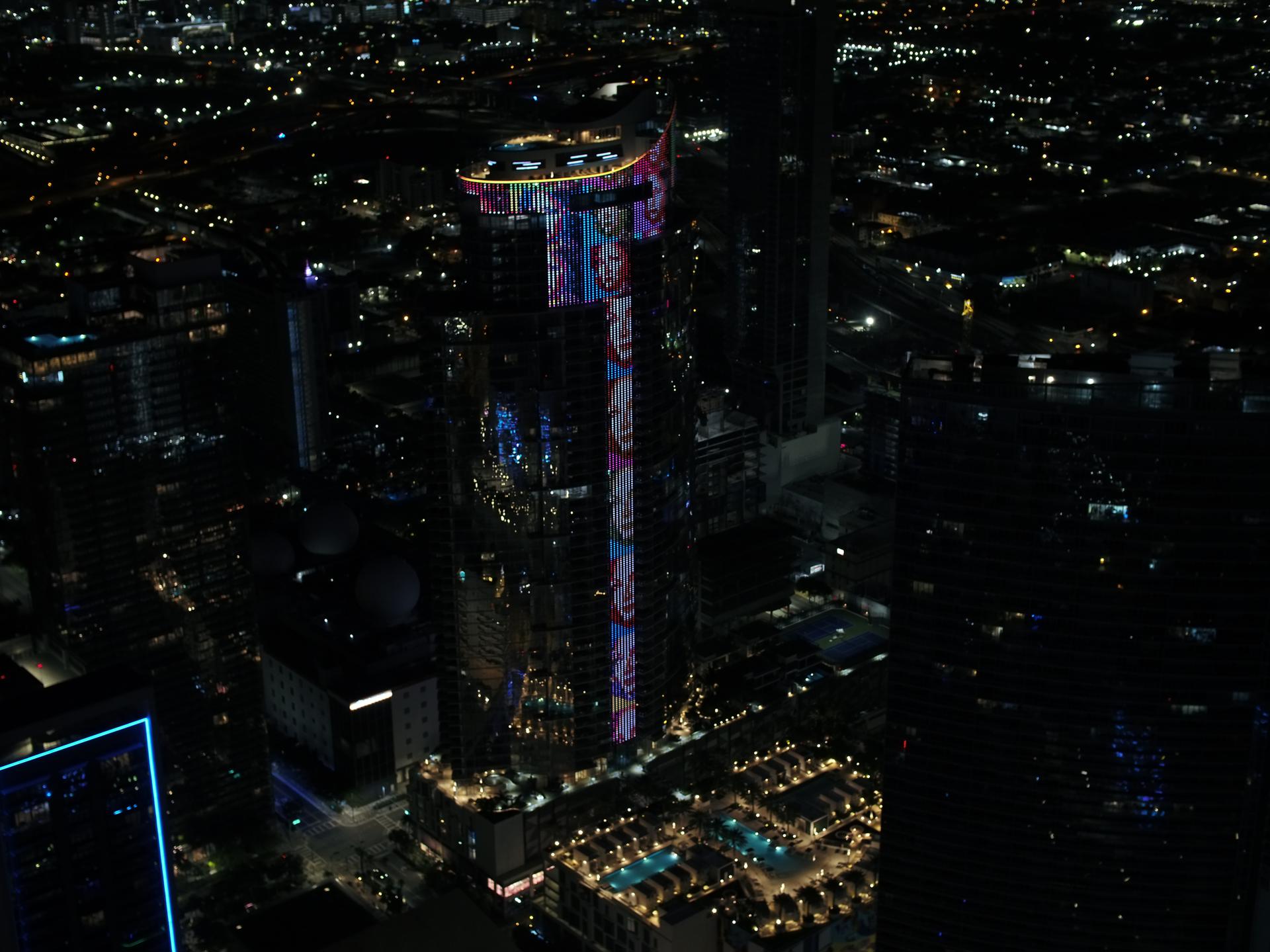 Fotografía cedida por World Satellite Television News que muestra el rascacielos Paramount Miami Worldcenter con la imagen de la artista Gloria Estefan en Miami (Estados Unidos). EFE/ World Satellite Television News