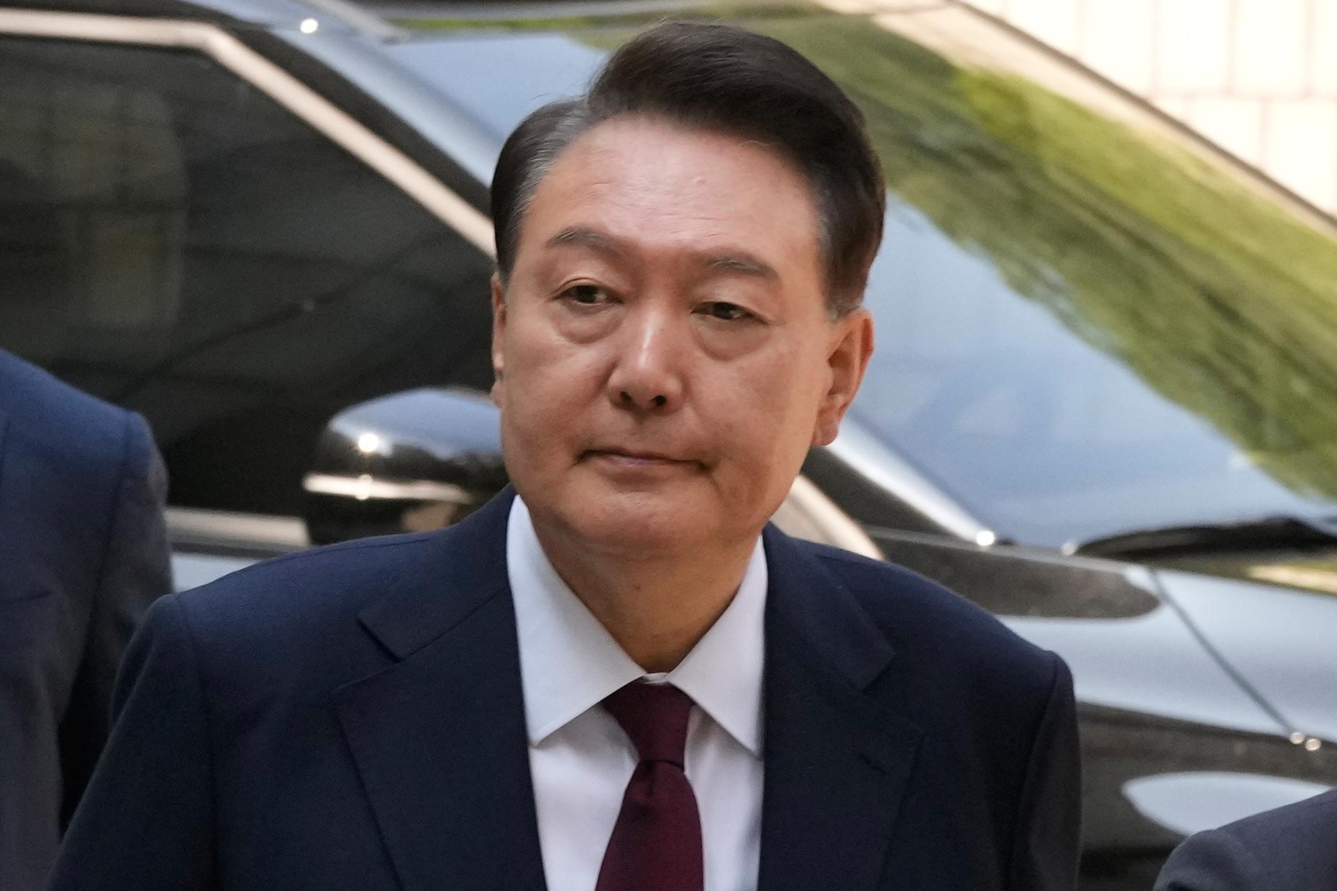 El expresidente de Corea del Sur, Yoon Suk Yeol (c), quien enfrenta cargos de orquestar una rebelión cuando declaró la ley marcial el 3 de diciembre de 2024, llega para asistir a su juicio en el Tribunal del Distrito Central de Seúl en Seúl, Corea del Sur. EFE/EPA/AHN YOUNG-JOON / POOL PHOTO