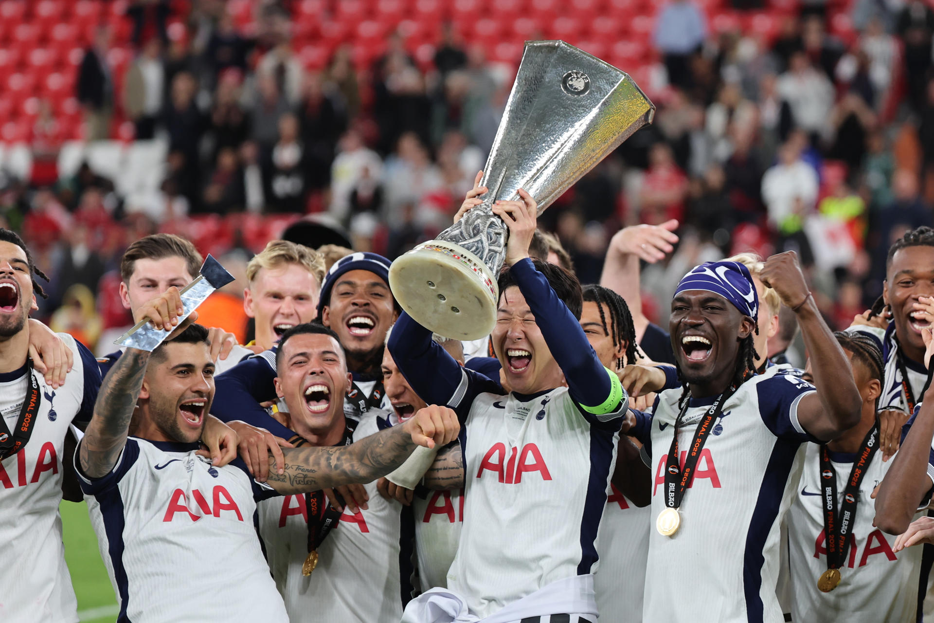 Los jugadores del Tottenham celebran con el trofeo el título de la Liga Europa, tras ganar la final que Tottenham Hotspur y Manchester United disputaron este miércoles en el estadio de San Mamés, en Bilbao. EFE/Luis Tejido
