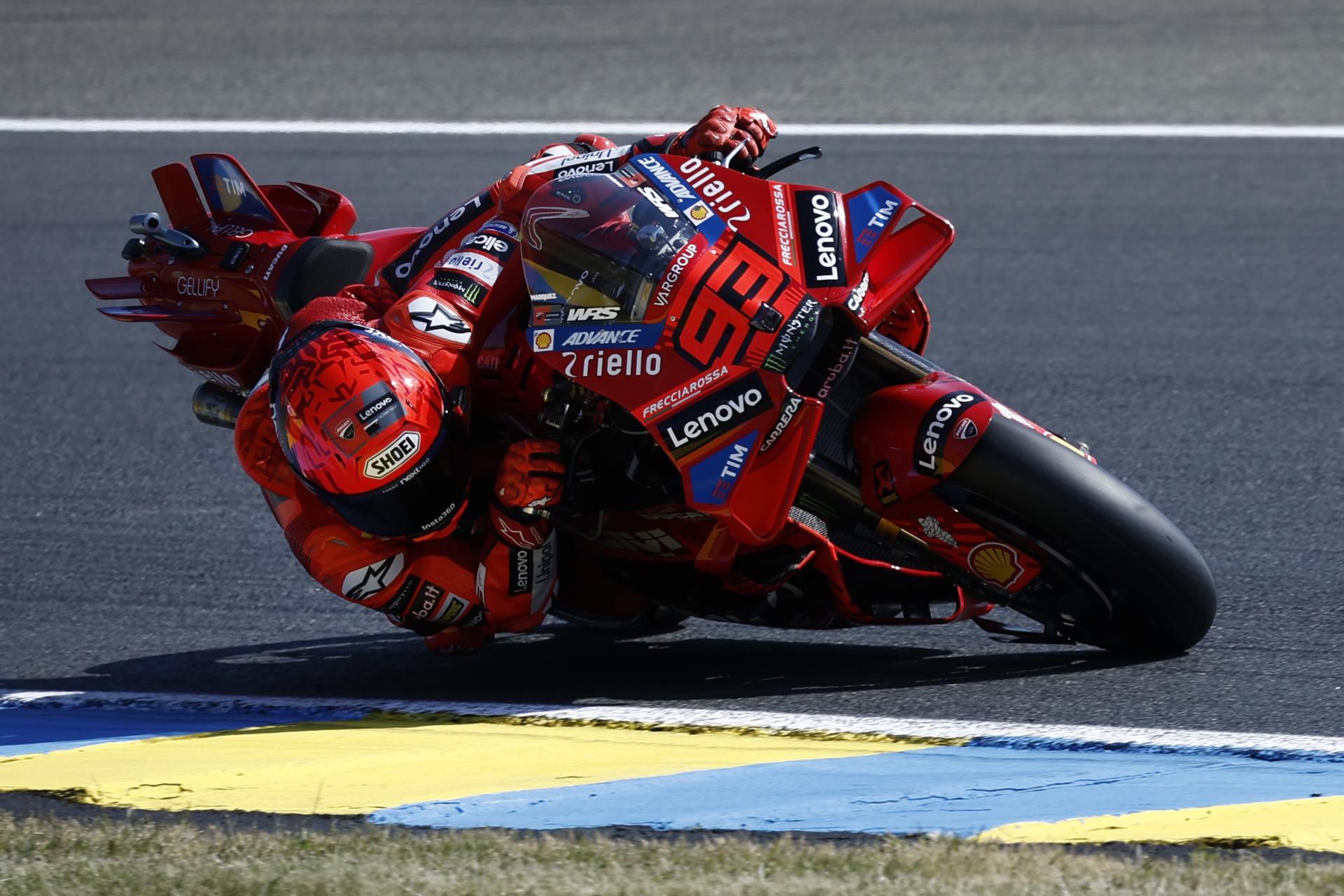 El piloto español Marc Marquez (Ducati Lenovo Team, en acción durante la sesión de calificación para el Gran Premio de Francia de MotoGP en Le Mans, Francia. EFE/YOAN VALAT