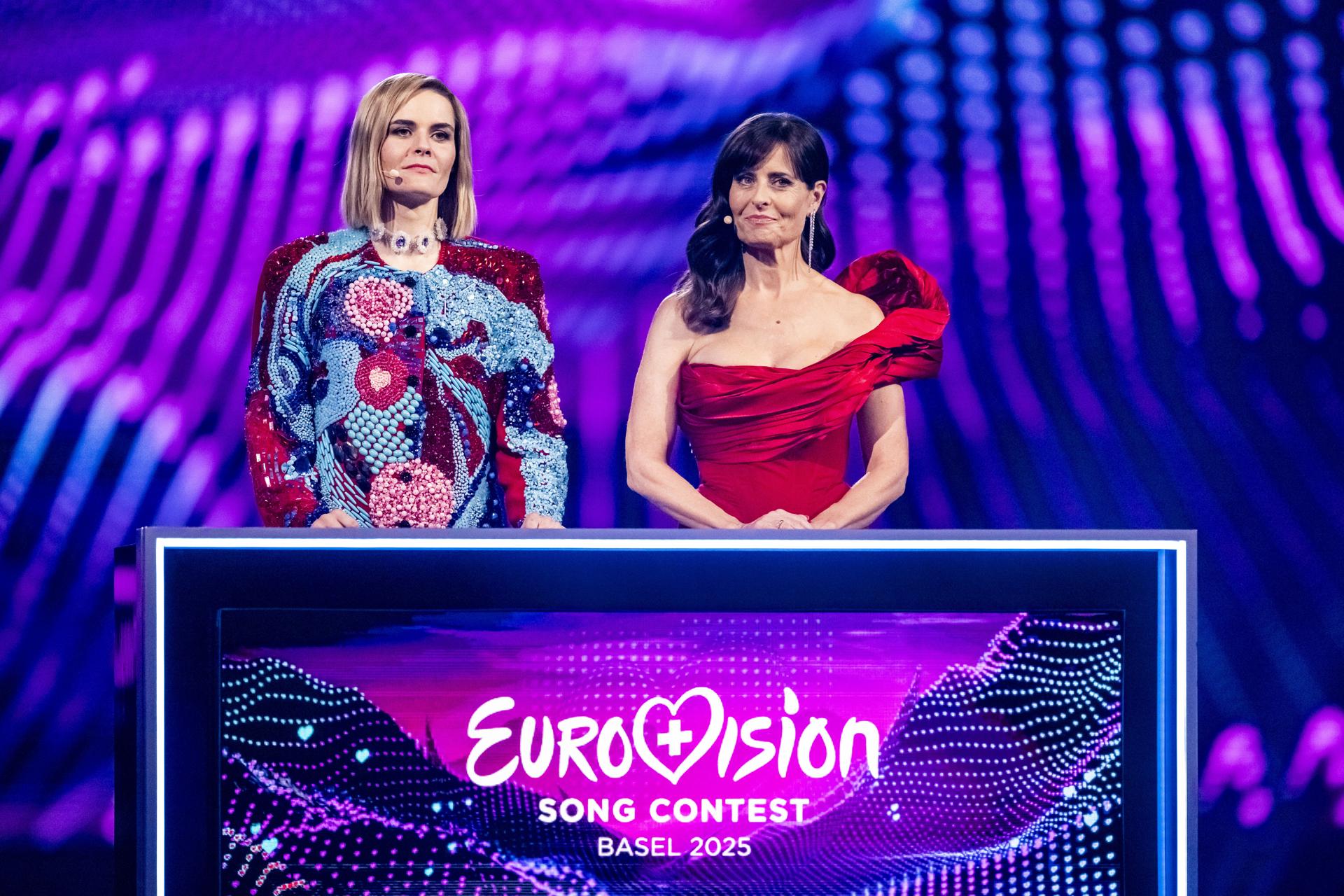 Las presentadoras Hazel Brugger (i) y Sandra Studer (d) durante la final del 69º Festival de la Canción de Eurovisión celebrado el pasado sábado en Basilea (Suiza). EFE/EPA/GEORGIOS KEFALAS