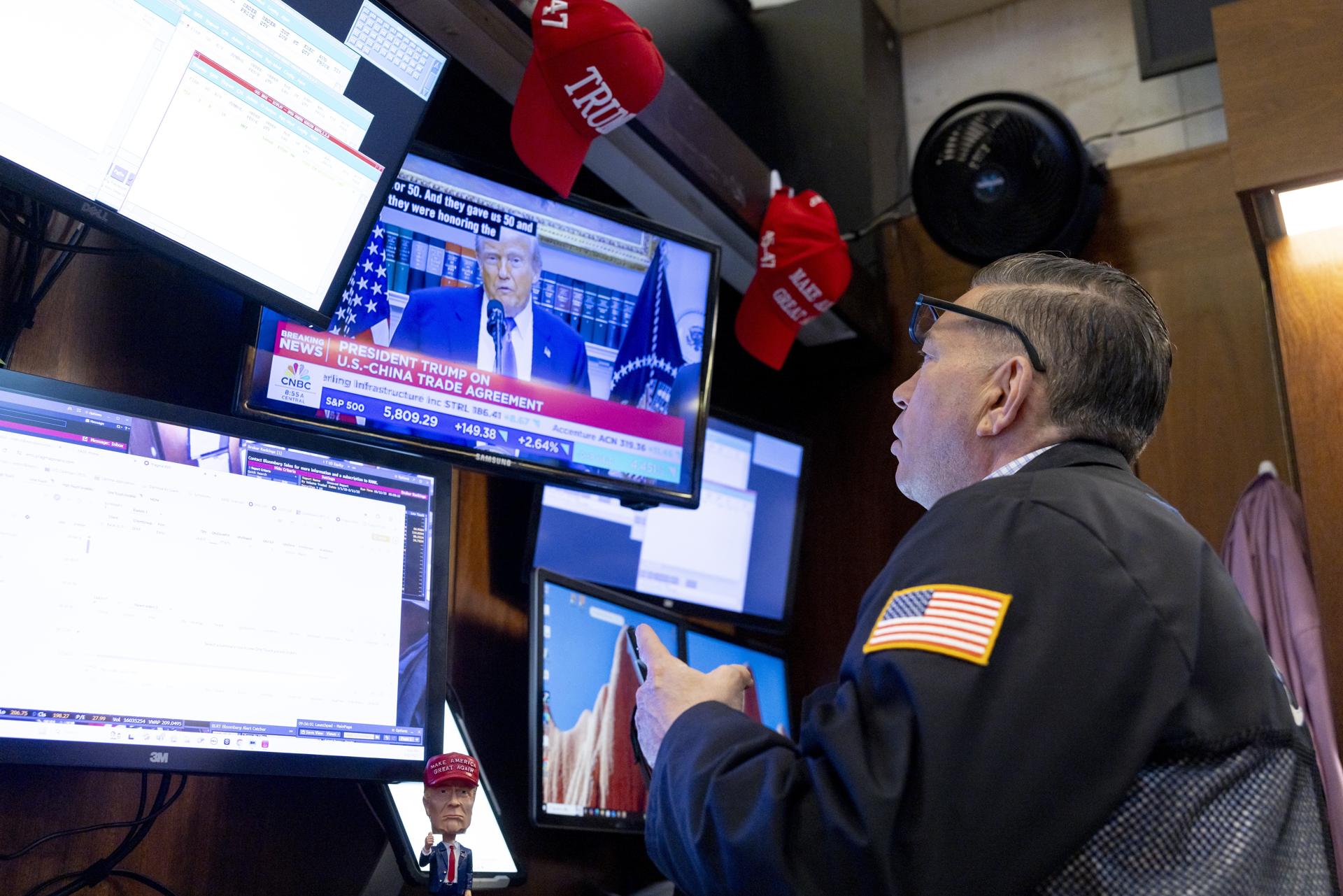 Fotografía de archivo de un trabajador de la Bolsa de Nueva York(EE.UU.). EFE/EPA/JUSTIN LANE