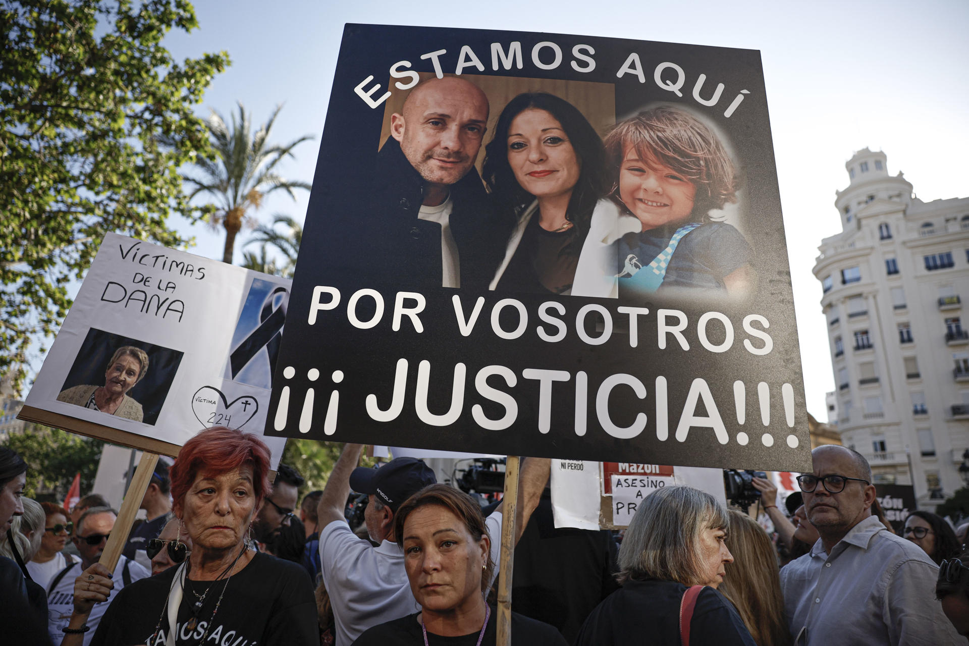 La séptima manifestación para pedir la dimisión del president de la Generalitat, Carlos Mazón, por su gestión de la dana del 29 de octubre, convocada por más de 200 entidades cívicas, sociales y sindicales, junto con las asociaciones de víctimas de la dana y los comités locales de emergencia y reconstrucción, reclama, en el día en el que se cumplen siete meses de la tragedia, "un trato digno para las personas afectadas, verdad y justicia". EFE/Biel Aliño