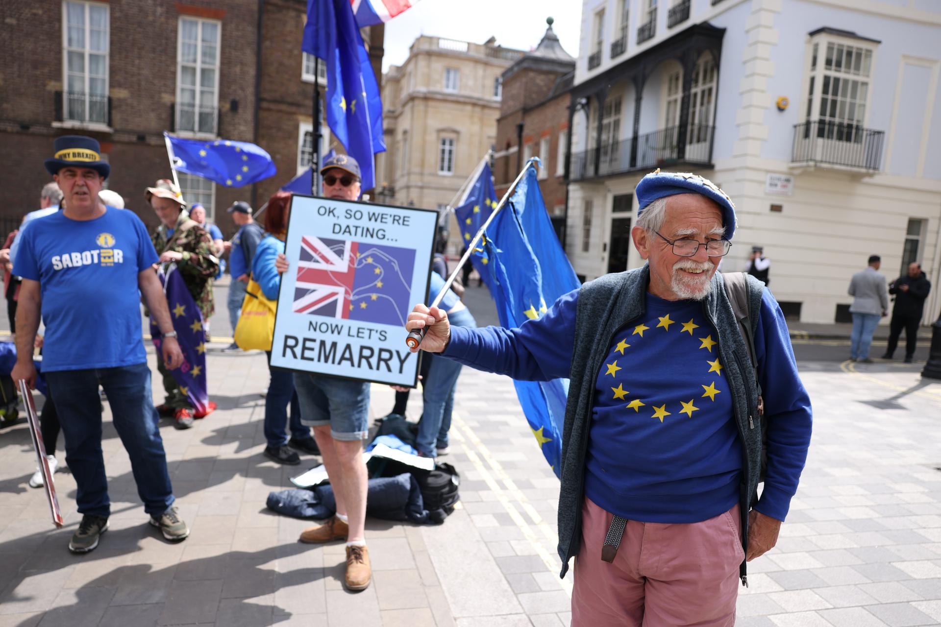 Manifestantes anti-Brexit ondean banderas de la UE y sostienen pancartas mientras se manifiestan frente a la Lancaster House en el marco de la Cumbre entre el Reino Unido y la UE, en Londres, Gran Bretaña, 19 de mayo de 2025. (Protestas, Reino Unido, Londres) EFE/EPA/NEIL HALL