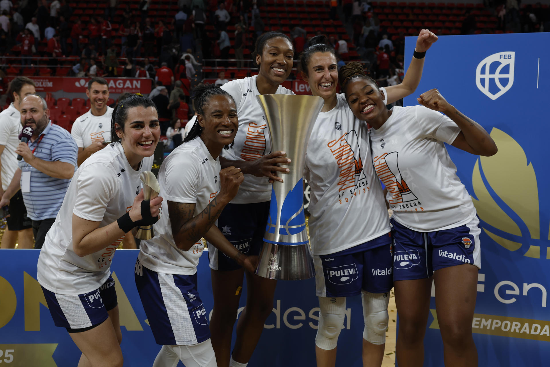 Las jugadoras de Valencia Basket celebran su victoria en los play off final de la Liga Endesa tras derrotar a Casademont Zaragoza en el encuentro que han disputado en el Pabellón Príncipe Felipe de Zaragoza. EFE / Javier Cebollada.