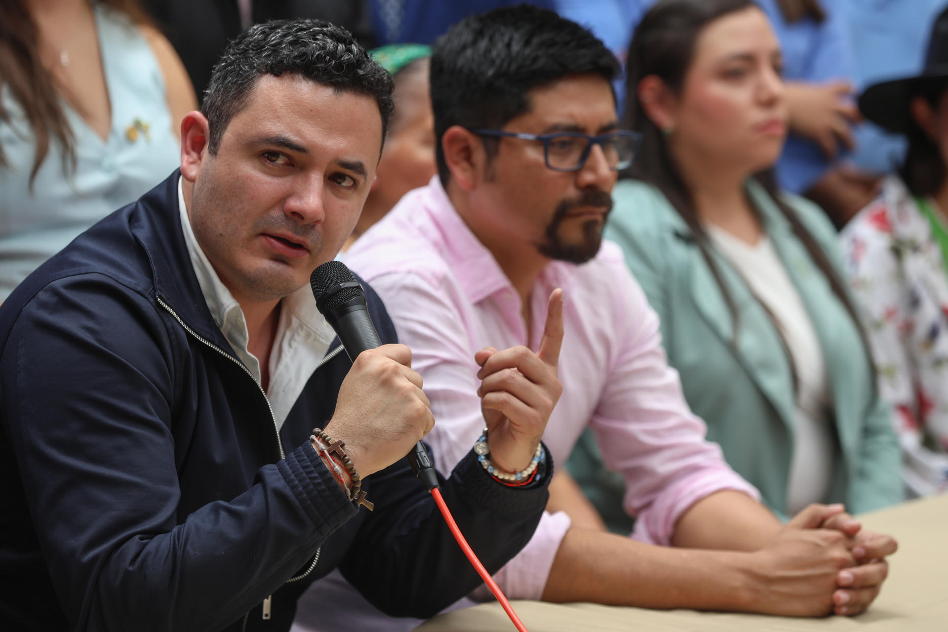 El diputado Samuel Pérez Álvarez del partido Movimiento Semilla habla en una rueda de prensa este miércoles, en Ciudad de Guatemala (Guatemala). EFE/ Mariano Macz