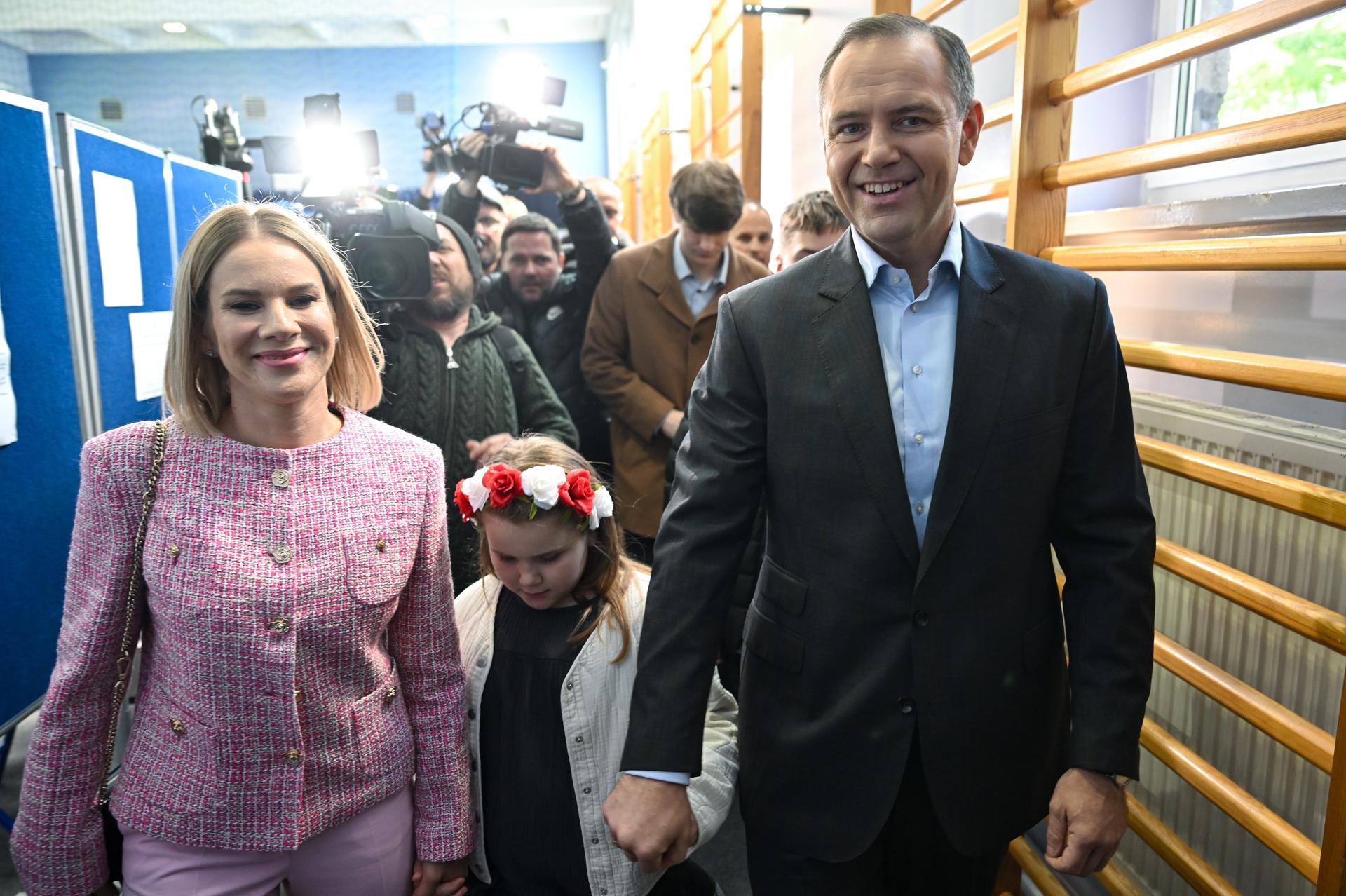Karol Nawrocki, candidato independiente, apoyado por el principal partido de la oposición, el ultraconservador Ley y Justicia (PiS), y su esposa Marta Nawrocka e hija Kasia, llegan a un centro de votación en Gdansk, Polonia, el 18 de mayo de 2025. EFE/EPA/Adam Warzawa POLAND OUT