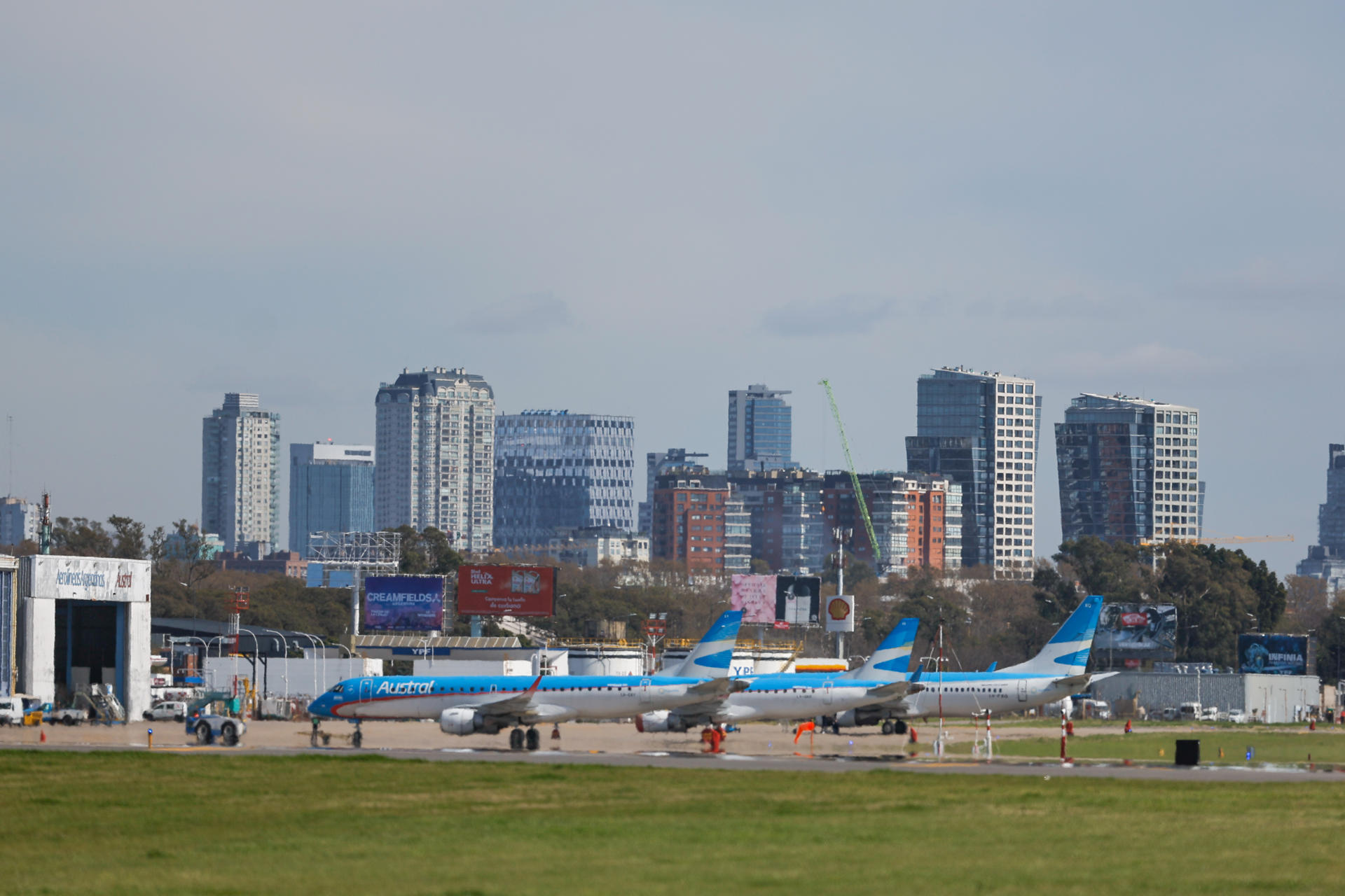 Fotografía de archivo que muestra aviones en un área del aeropuerto Jorge Newbery de la ciudad de Buenos Aires (Argentina). EFE/Juan Ignacio Roncoroni