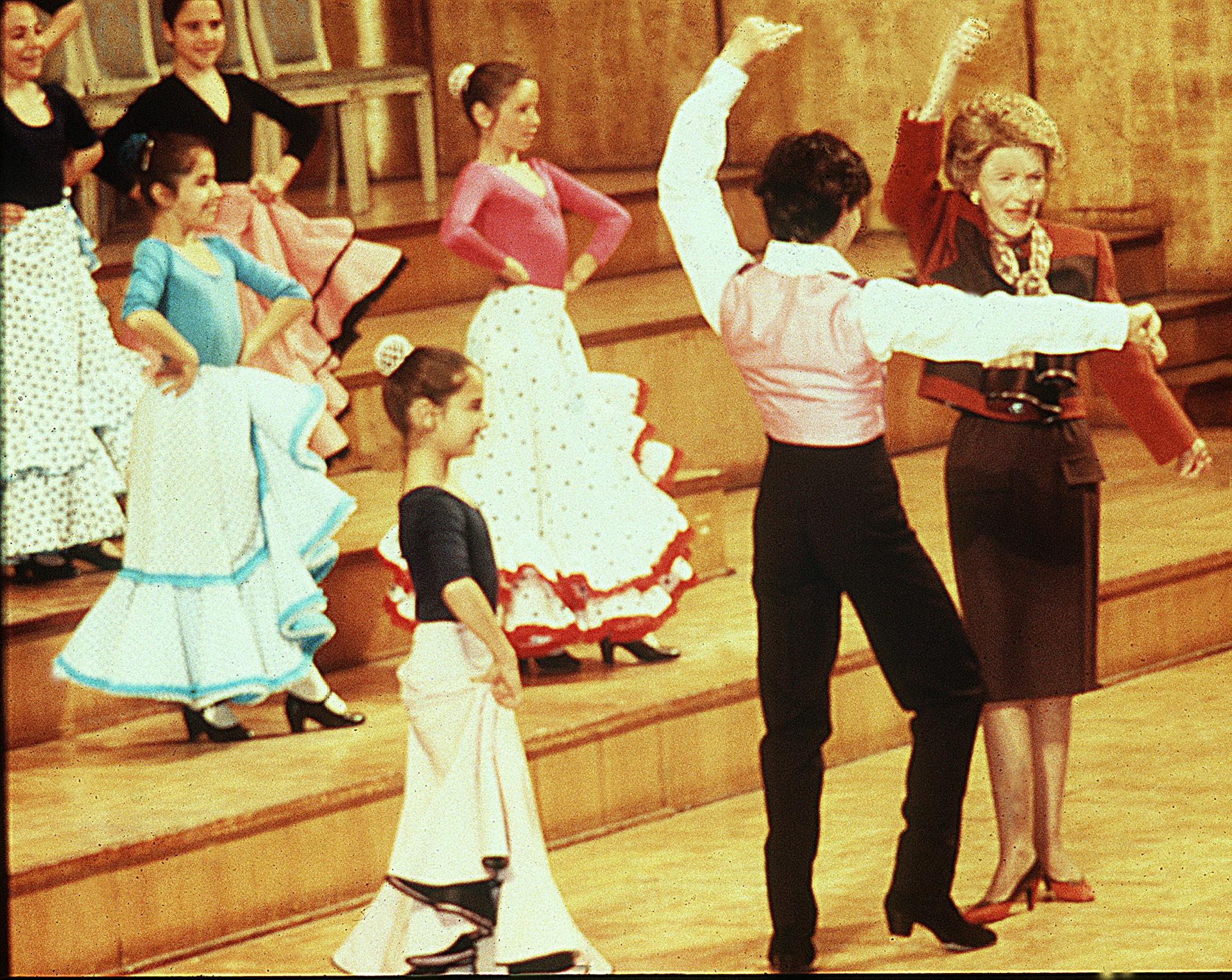 Nancy Reagan marca uno de los pasos de baile durante la visita del matrimonio a Madrid. EFE/Archivo