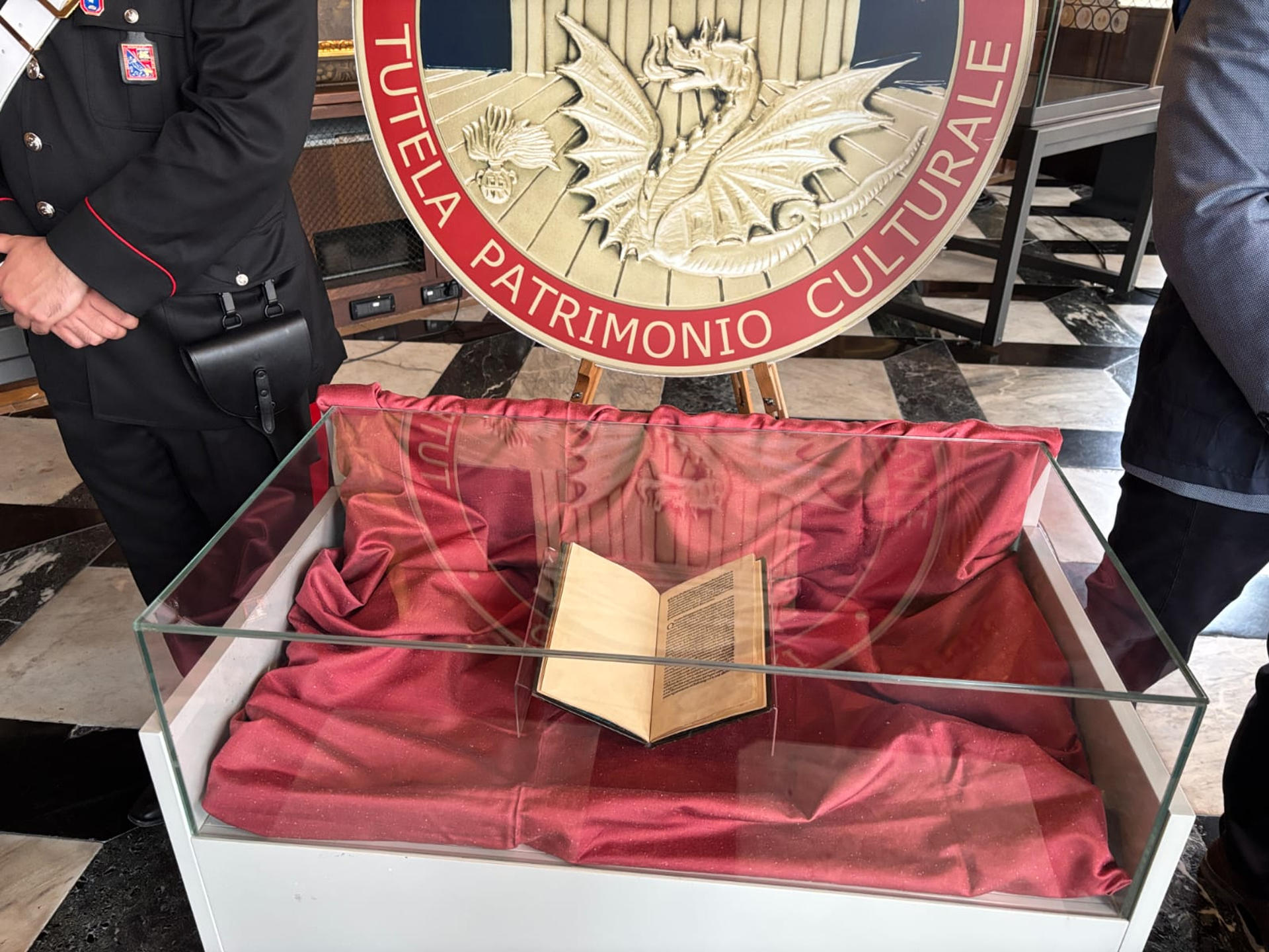 La policía italiana devolvió este martes a una biblioteca de Venecia (norte) un incunable de gran valor histórico, impreso en 1493 y robado décadas atrás, en el que Cristóbal Colón "comunica el descubrimiento del Nuevo Mundo" a los reyes católicos tras su regreso de América. EFE/ Carabinieri SÓLO USO EDITORIAL / SÓLO DISPONIBLE PARA ILUSTRAR LA NOTICIA QUE ACOMPAÑA (CRÉDITO OBLIGATORIO)
