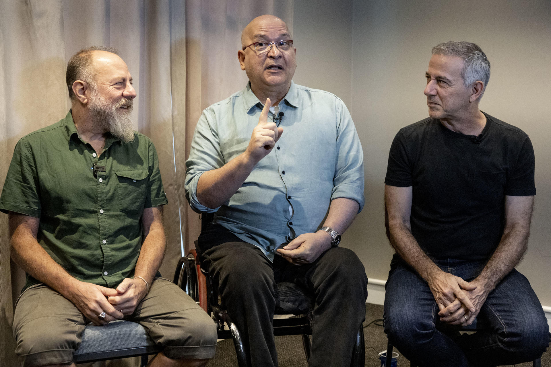 Los integrantes de la banda brasileña Os Paralamas do Sucesso, Herbert Vianna (c), Bi Ribeiro (i) y João Barone, posan durante una entrevista con EFE en Sao Paulo (Brasil). EFE/ Sebastiao Moreira