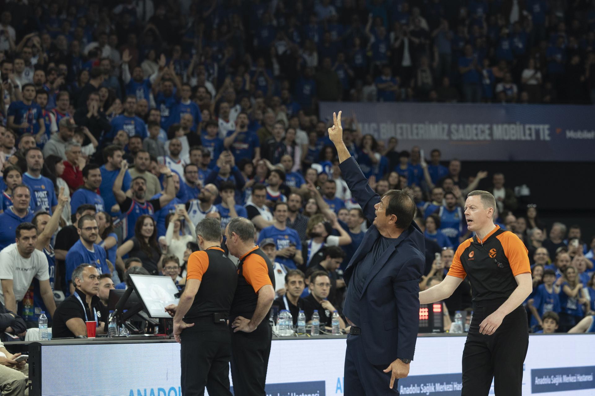 Ergin Ataman, entrenador del Panathinaikos, durante el partido. EFE/EPA/TOLGA BOZOGLU