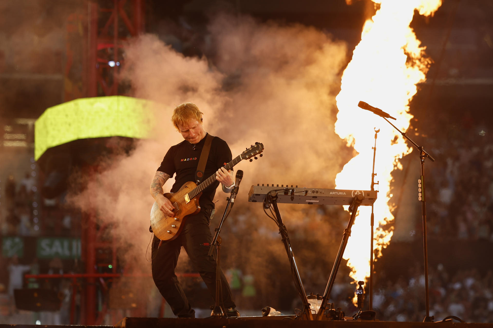 El cantautor y músico británico Ed Sheeran durante el concierto que ofrece este viernes en el estadio Metropolitano, en Madrid. EFE/Mariscal  SOLO USO EDITORIAL/SOLO DISPONIBLE PARA ILUSTRAR LA NOTICIA QUE ACOMPAÑA (CRÉDITO OBLIGATORIO)/UN SOLO USO