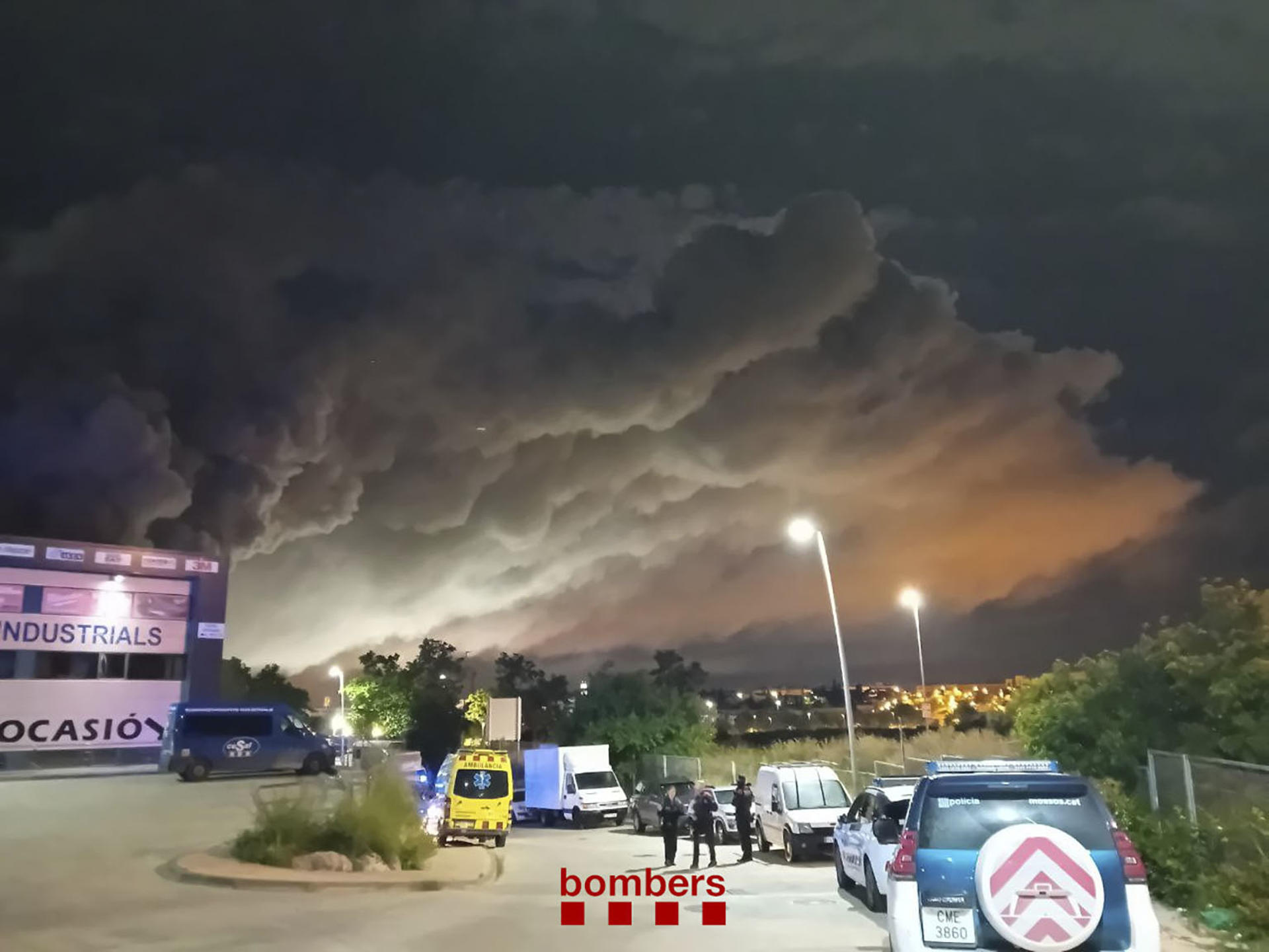 Incendio en una fábrica de productos químicos para piscinas en Vilanova i la Geltrú. EFE/Bomberos Generalitat -SOLO USO EDITORIAL/SOLO DISPONIBLE PARA ILUSTRAR LA NOTICIA QUE ACOMPAÑA (CRÉDITO OBLIGATORIO)-