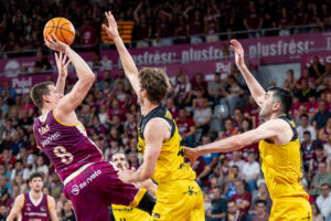 Partido de Liga Endesa entre el Hiopos Lleida y La Laguna Tenerife, hoy domingo en el Espai Fruita Barris Nord de Lleida. EFE/ Álex López