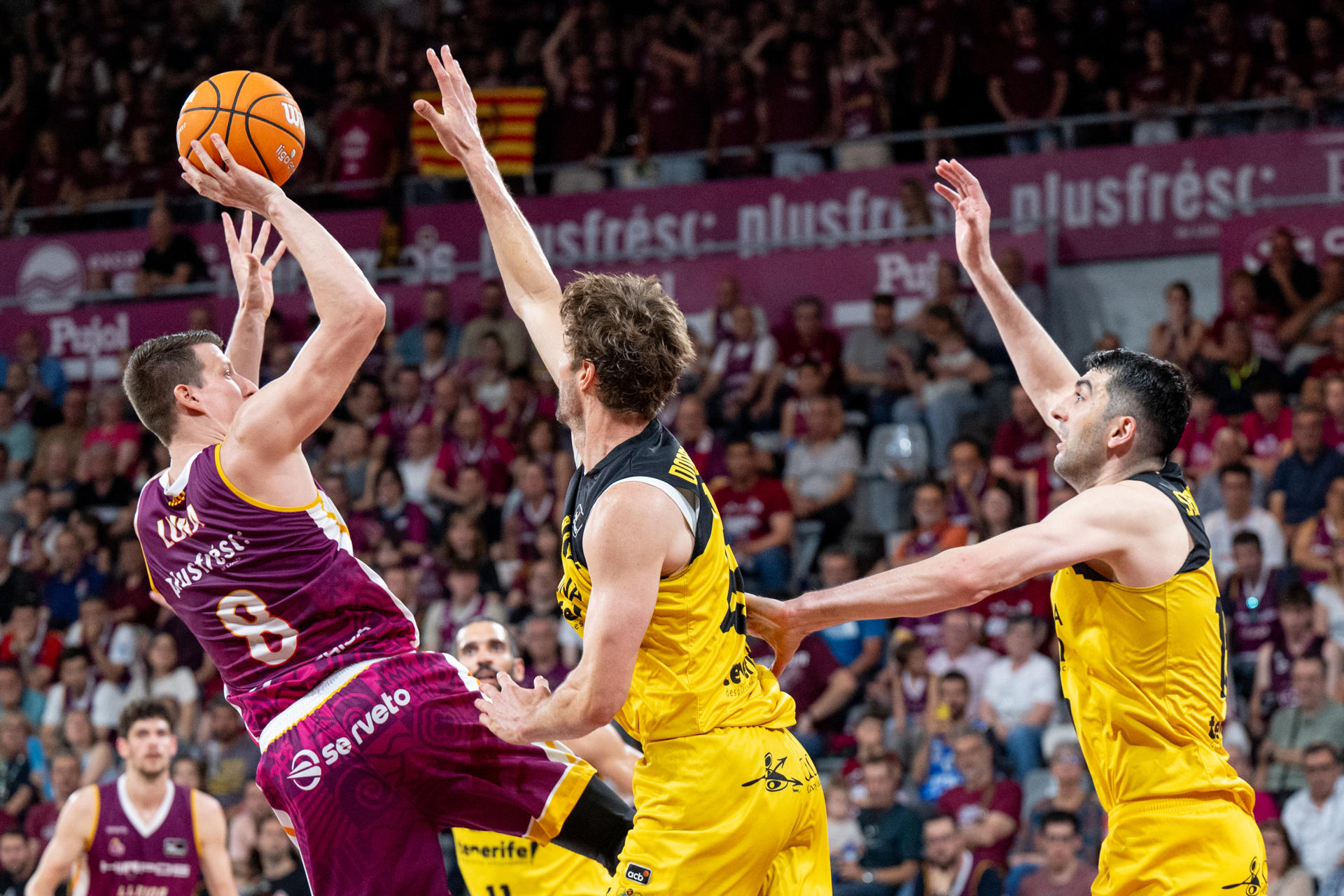 Partido de Liga Endesa entre el Hiopos Lleida y La Laguna Tenerife, hoy domingo en el Espai Fruita Barris Nord de Lleida. EFE/ Álex López