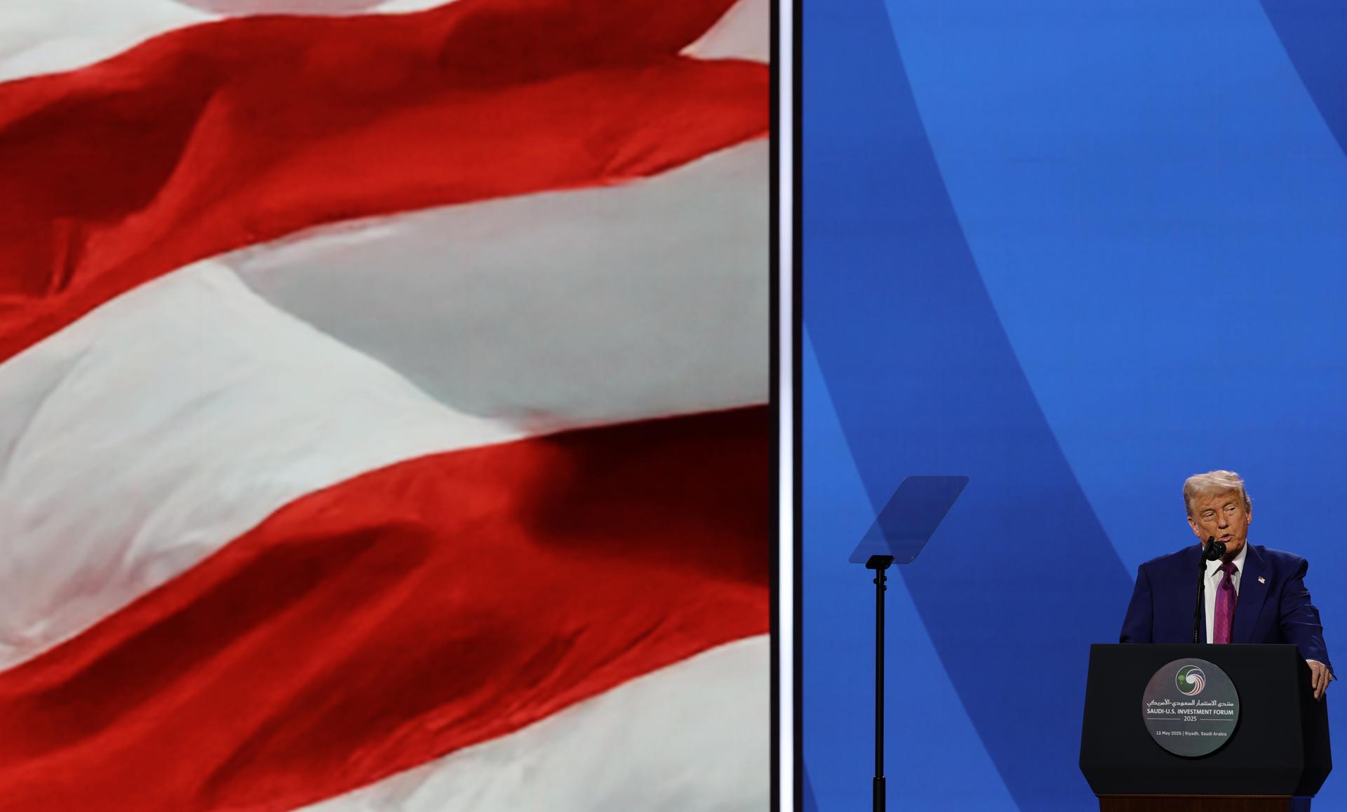 El presidente de Estados Unidos, Donald Trump, asiste al discurso principal en el Foro de Inversión Saudí-Estadounidense en Riad, Arabia Saudita, el 13 de mayo de 2025. El foro tiene lugar durante la visita de estado del presidente estadounidense Trump a Arabia Saudita el 13 de mayo. (Arabia Saudita) EFE/EPA/ALI HAIDER  ```