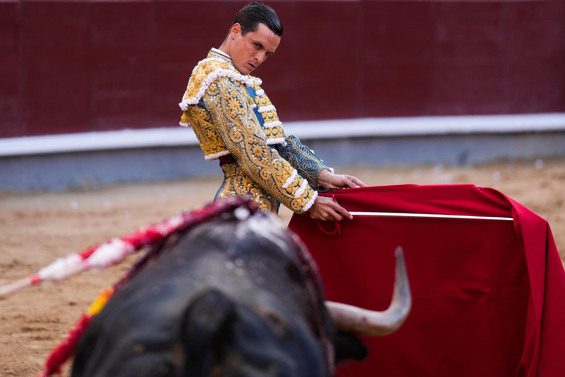 El diestro David Galván lidia un toro durante la corrida de la Feria de San Isidro, la plaza de Las Ventas, en Madrid. Toros de José Enrique Fraile de Valdefresno. EFE/ Borja Sanchez-Trillo