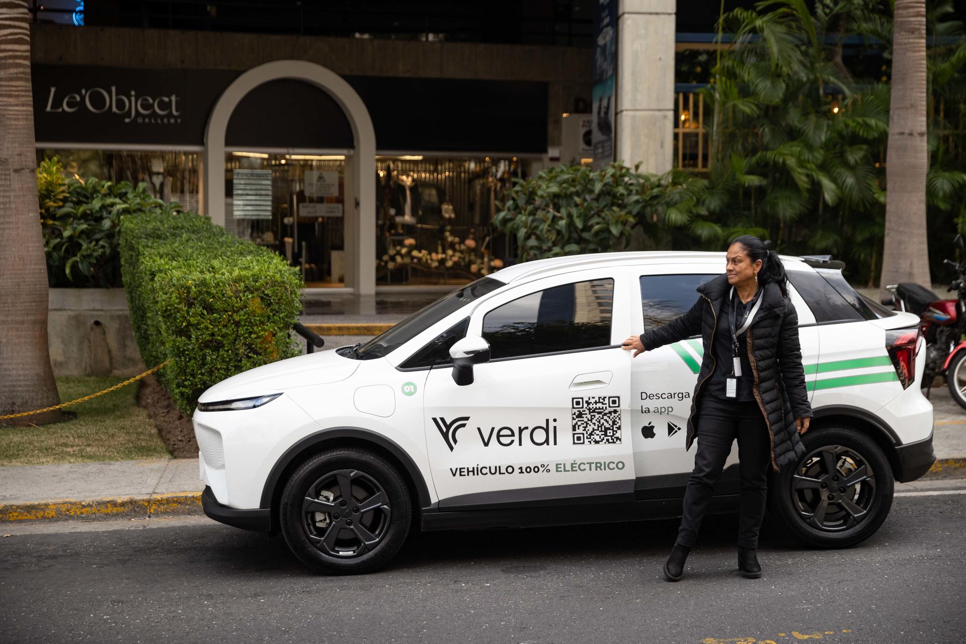Fotografía del 14 de abril del 2025 de una mujer usando un vehículo eléctrico, en Caracas (Venezuela). Venezuela, con una economía a base de combustibles fósiles, avanza lento pero seguro hacia la movilidad eléctrica, con la incorporación de vehículos de este tipo al parque automovilístico nacional y la instalación de estaciones de recarga. EFE/ Ronald Peña R