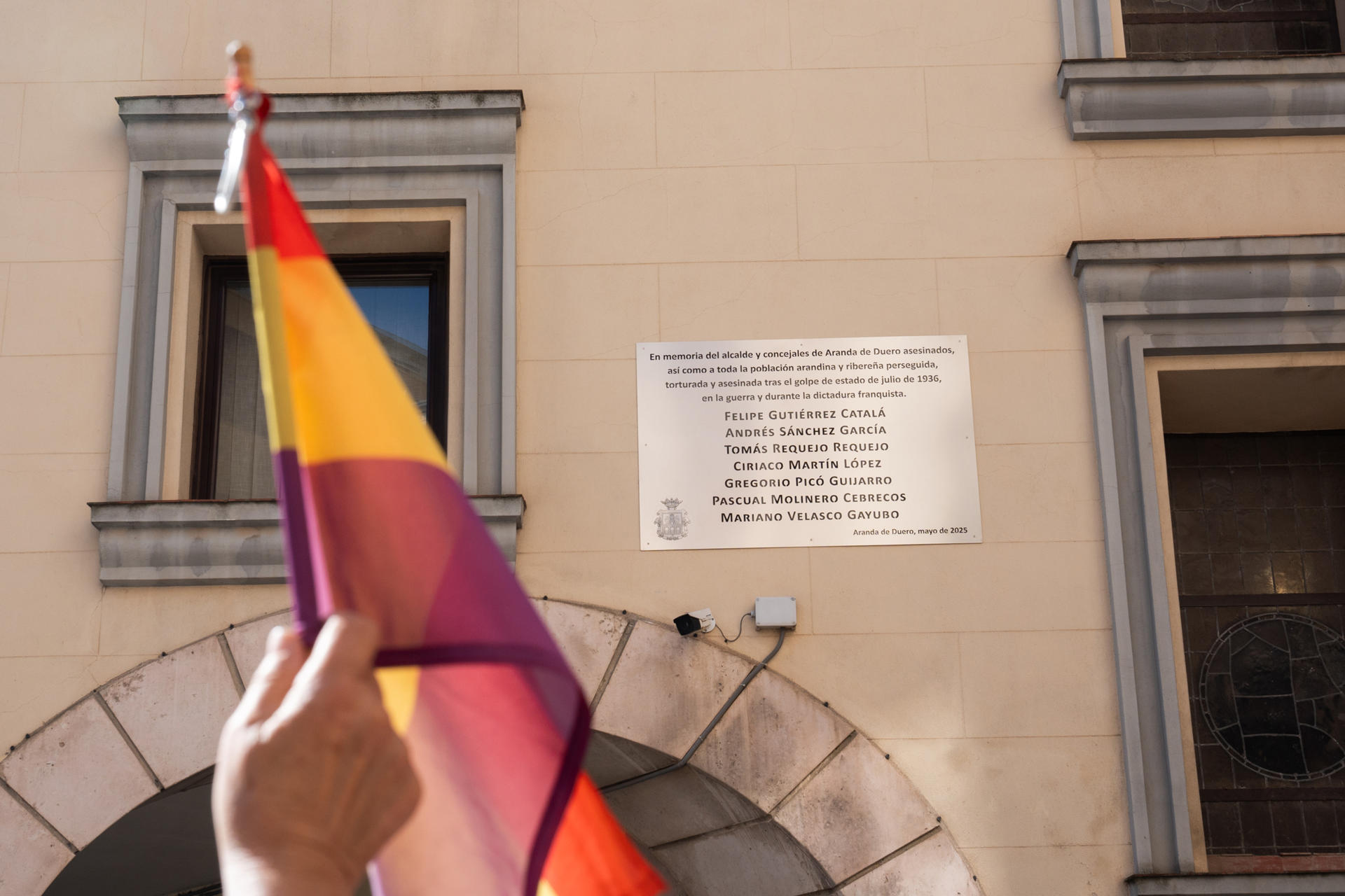 Placa en la Casa Consistorial con la que el Ayuntamiento de Aranda de Duero (Burgos) rinde homenaje a los miembros de la Comisión Gestora Municipal asesinados durante los primeros días del golpe de estado de 1936, este viernes. EFE/ Paco Santamaría