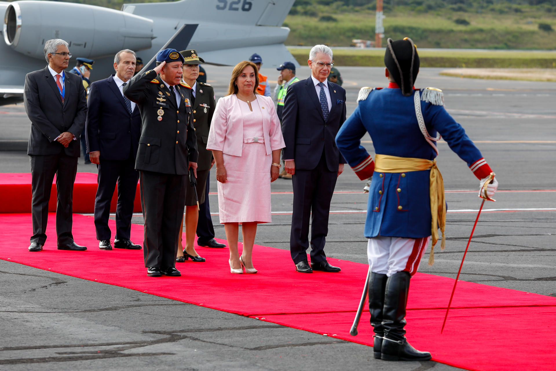 La presidenta de Perú, Dina Boluarte (c), llega este sábado para participar en la investidura presidencial de Daniel Noboa, en Quito (Ecuador). EFE/ Santiago Fernández