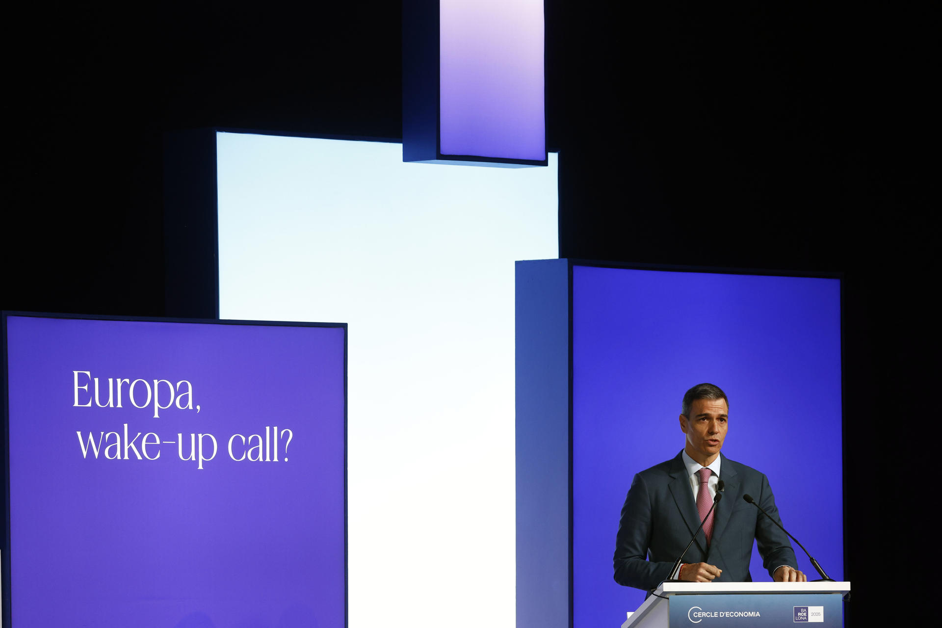 El presidente del Gobierno, Pedro Sánchez, durante su intervención en la inauguración de la reunión anual del Cercle d'Economia, que congrega en su cuadragésima edición a líderes políticos y empresariales bajo el lema "Europa, wake-up call?", para analizar el convulso contexto geopolítico. EFE/Quique García