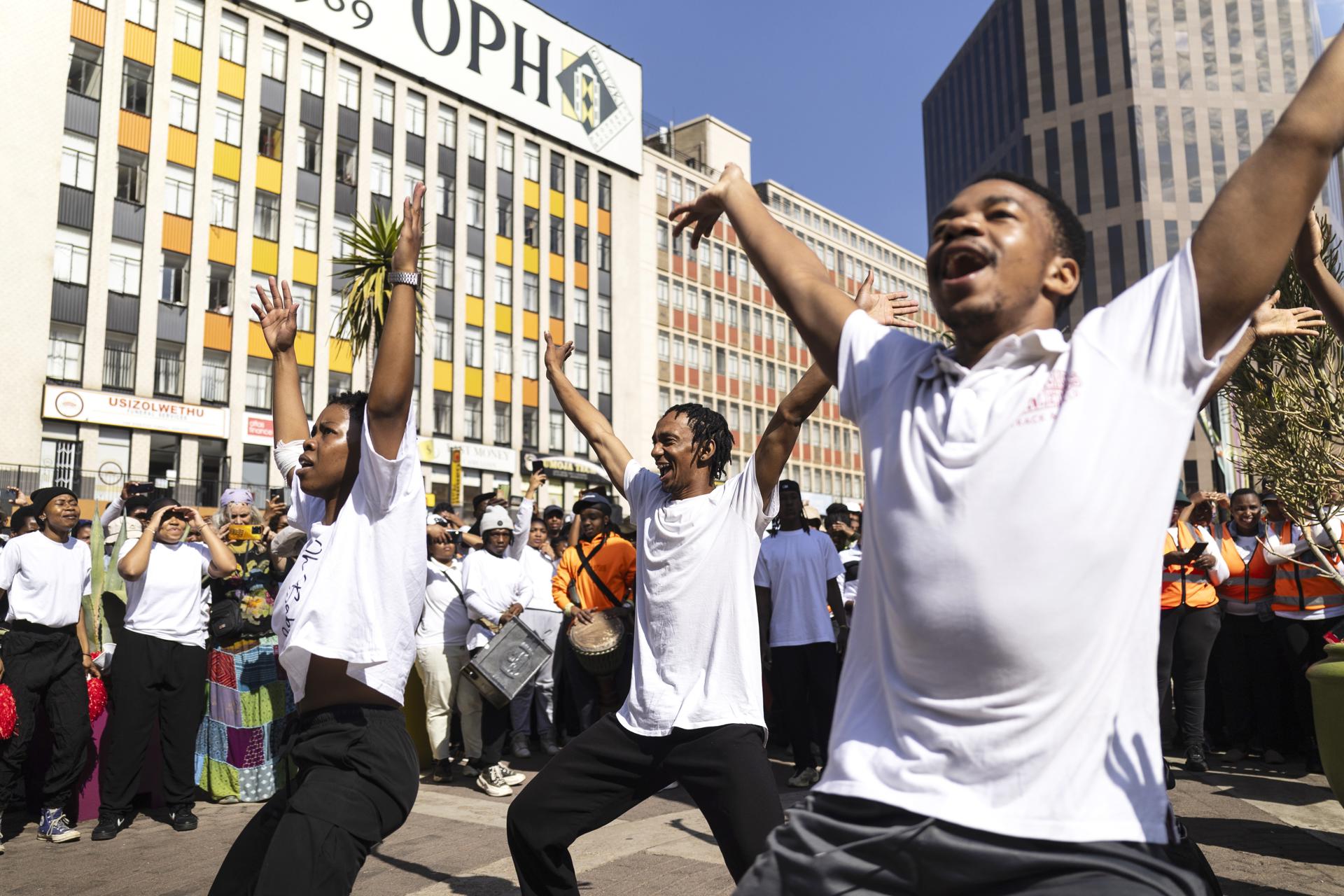 Bailarines actúan en la plaza Gandhi durante un evento para conmemorar el Día Internacional de la Danza en el centro de Johannesburgo, Sudáfrica, el 16 de mayo de 2025. Según los organizadores, se esperaba que más de 1000 bailarines participaran en el evento titulado 'Mjaivo Jaiva', una colaboración entre el Johannesburg Inner City Partnership, el Maharishi Invincibility Institute y el Moving into Dance Trust. El Día Internacional de la Danza se celebra anualmente en todo el mundo el 29 de abril. (Sudáfrica, Johannesburgo) EFE/EPA/KIM LUDBROOK