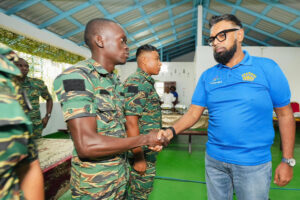 Fotografía tomada de la cuenta oficial de Facebook del presidente de Guyana, Irfaan Ali (d), que lo muestra saludando a las tropas de la Fuerza de Defensa del país este sábado, en la aldea de Anna Regina, en el Esequibo (Guyana). EFE/ Presidente Irfaan Ali
