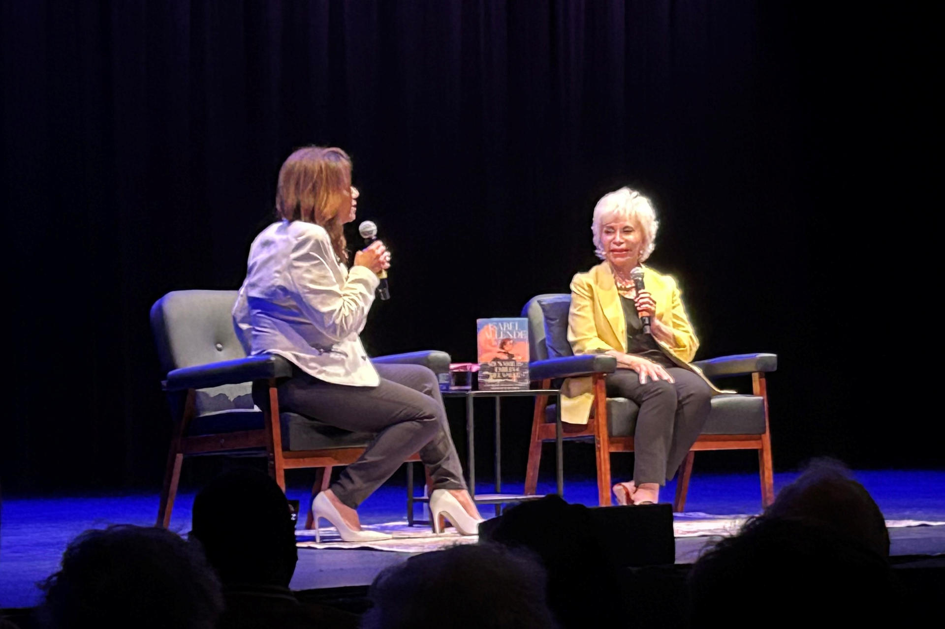 La escritora chilena Isabel Allende (d) conversa con la estratega y comentarista nicaragüense-estadounidense Ana Navarro este martes, durante la presentación de su nueva novela 'My name is Emilia del Valle', en la sala Symphony Space de Nueva York (Estados Unidos). EFE/ Javier Otazu MÁXIMA CALIDAD DISPONIBLE