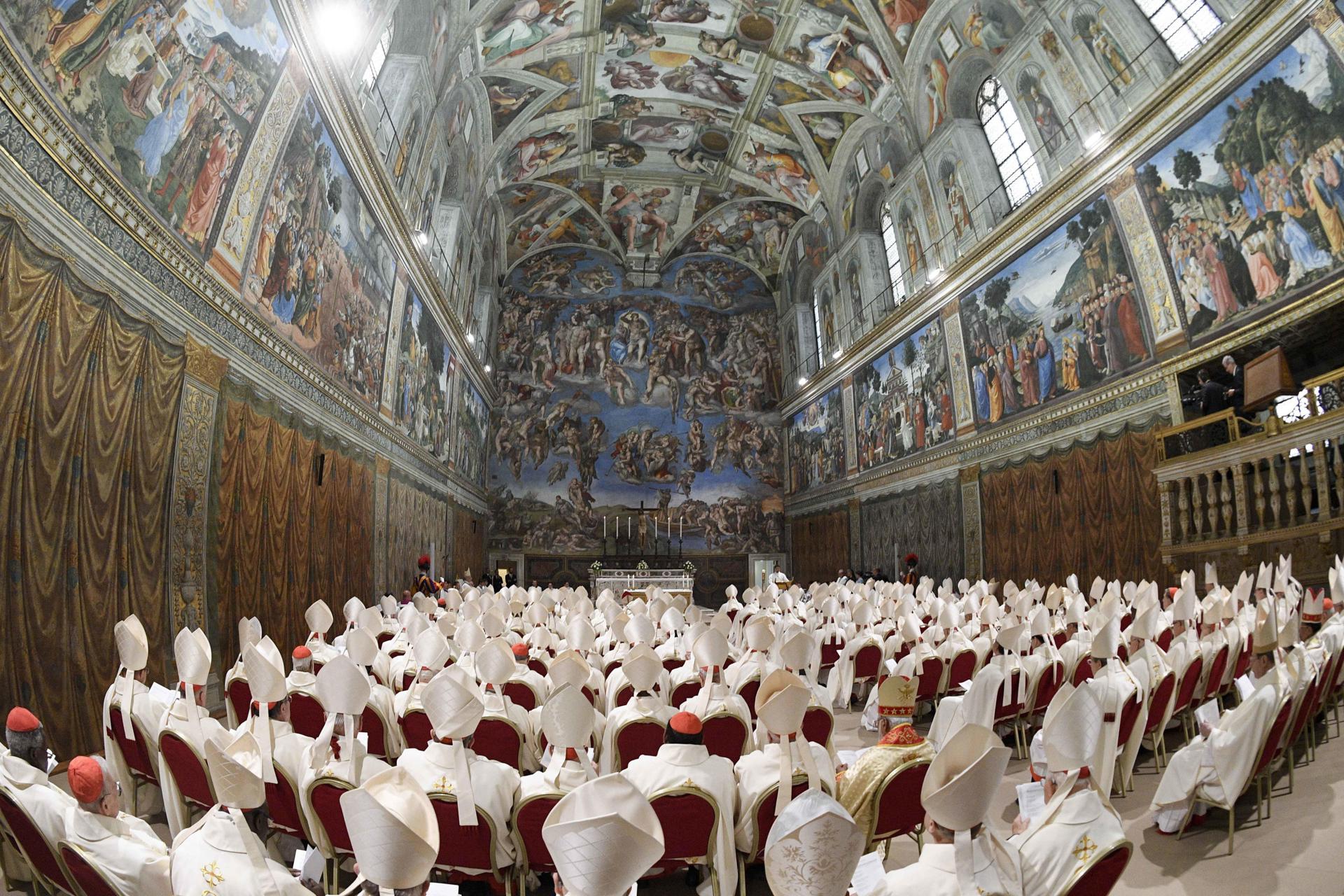 - Una imagen de un folleto proporcionada por Vatican Media muestra a los cardenales electores asistiendo a la misa celebrada por el Papa León XIV en la Capilla Sixtina en la Ciudad del Vaticano, 09 de mayo de 2025. (Papa, Cardenal) EFE/EPA/VATICAN MEDIA HANDOUT SOLO PARA USO EDITORIAL/SIN VENTAS
```