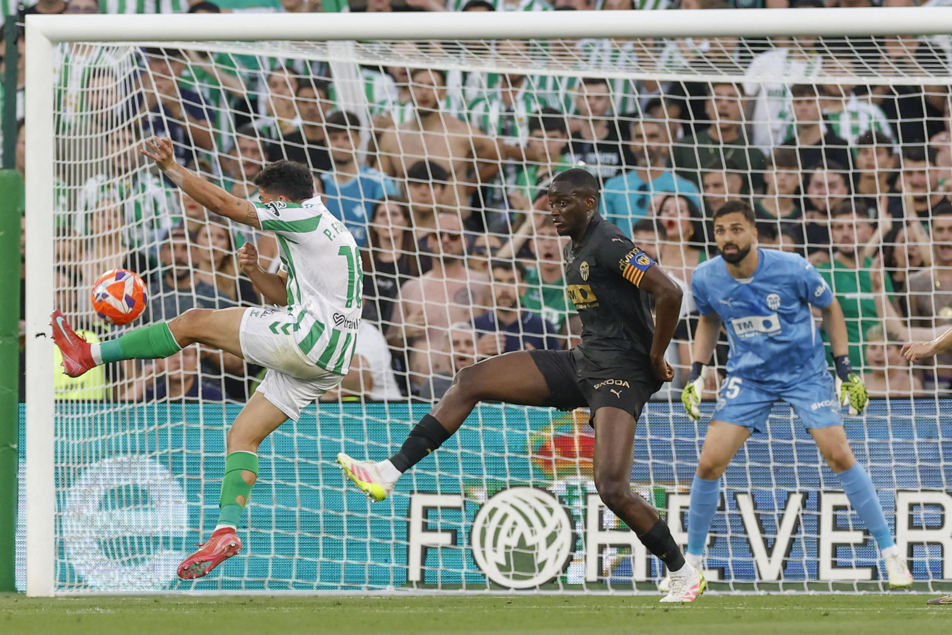 El centrocampista del Betis Pablo Fornals (i) en acción durante el partido de la última jornada de LaLiga de fútbol que Real Betis y Valencia CF disputan este viernes en el estadio Benito Villamarín, en Sevilla. EFE/Julio Muñoz