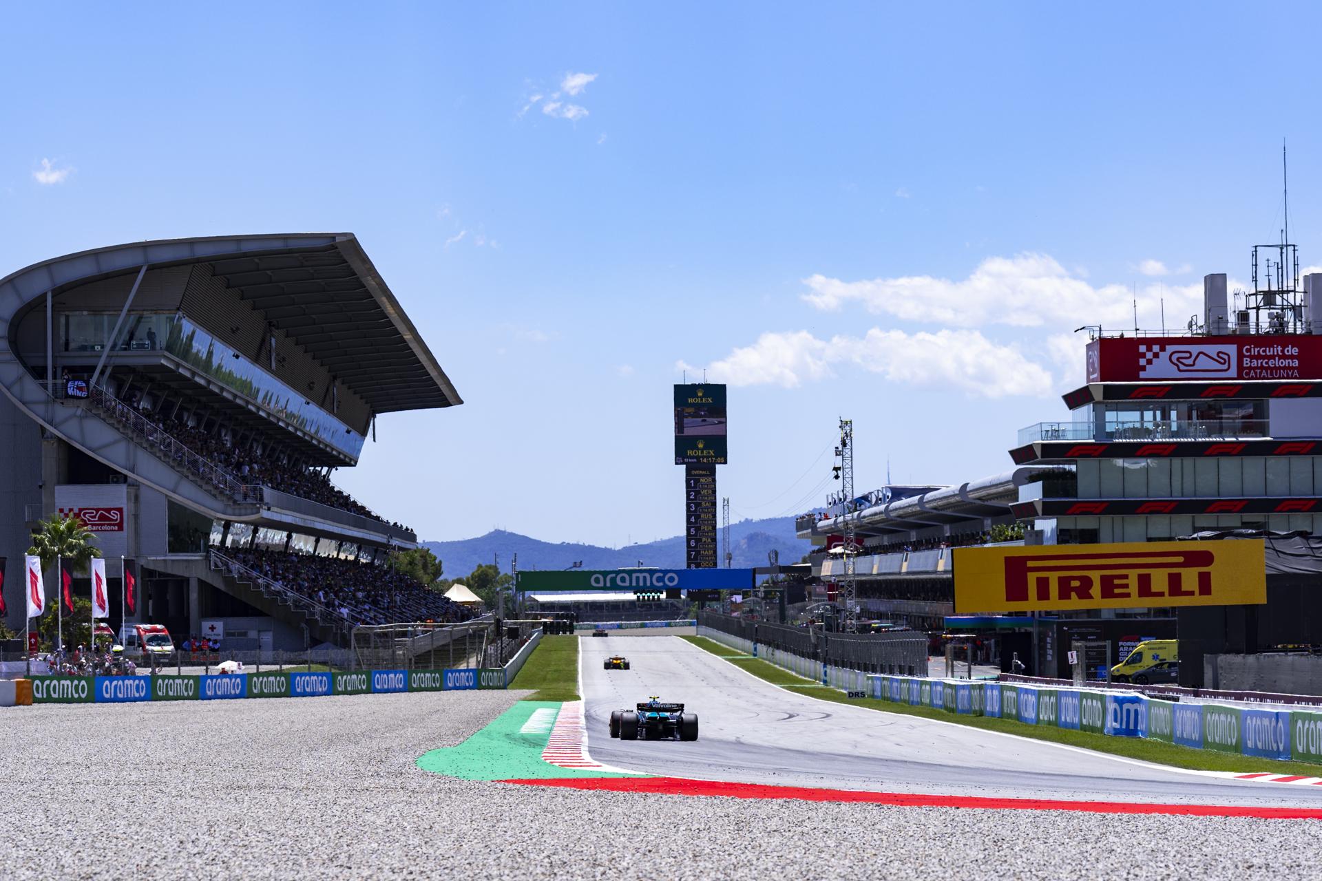 El piloto español Fernando Alonso, del equipo Aston Martin, en una imagen de archivo en el Circuito de Barcelona Cataluña, en Montmeló, durante el pasado Gran Premio de España de Fórmula 1. EFE/ Siu Wu