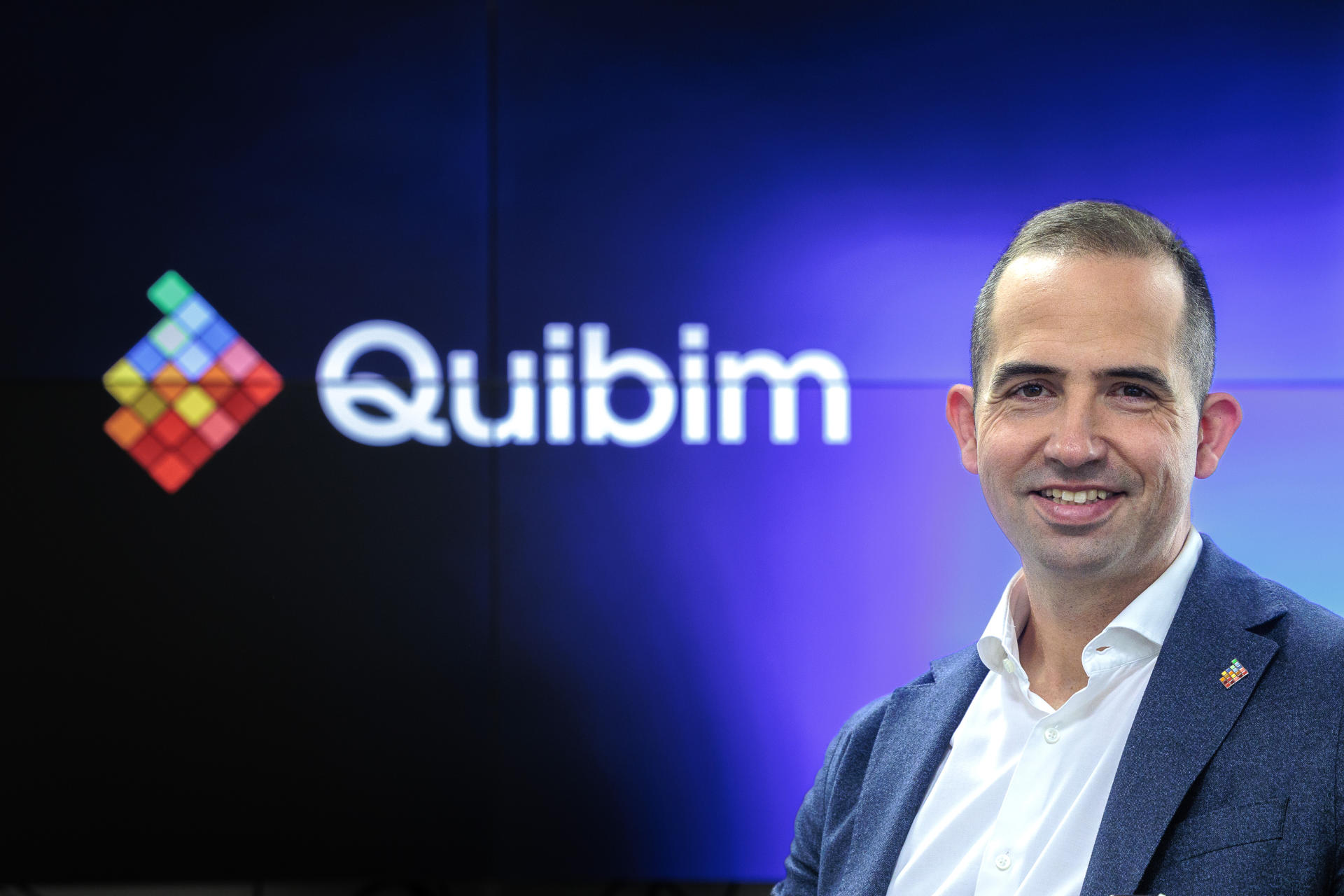 El director ejecutivo y cofundador de Quibim, Ángel Alberich-Bayarri, durante la entrevista con EFE en la que explica en la dirección que avanzan los productos de IA desarrollados por esta empresa emergente valenciana, invertida por el fondo GoHub Ventures, que ya puede analizar anomalías en la próstata, el hígado y el cerebro . EFE/Biel Aliño