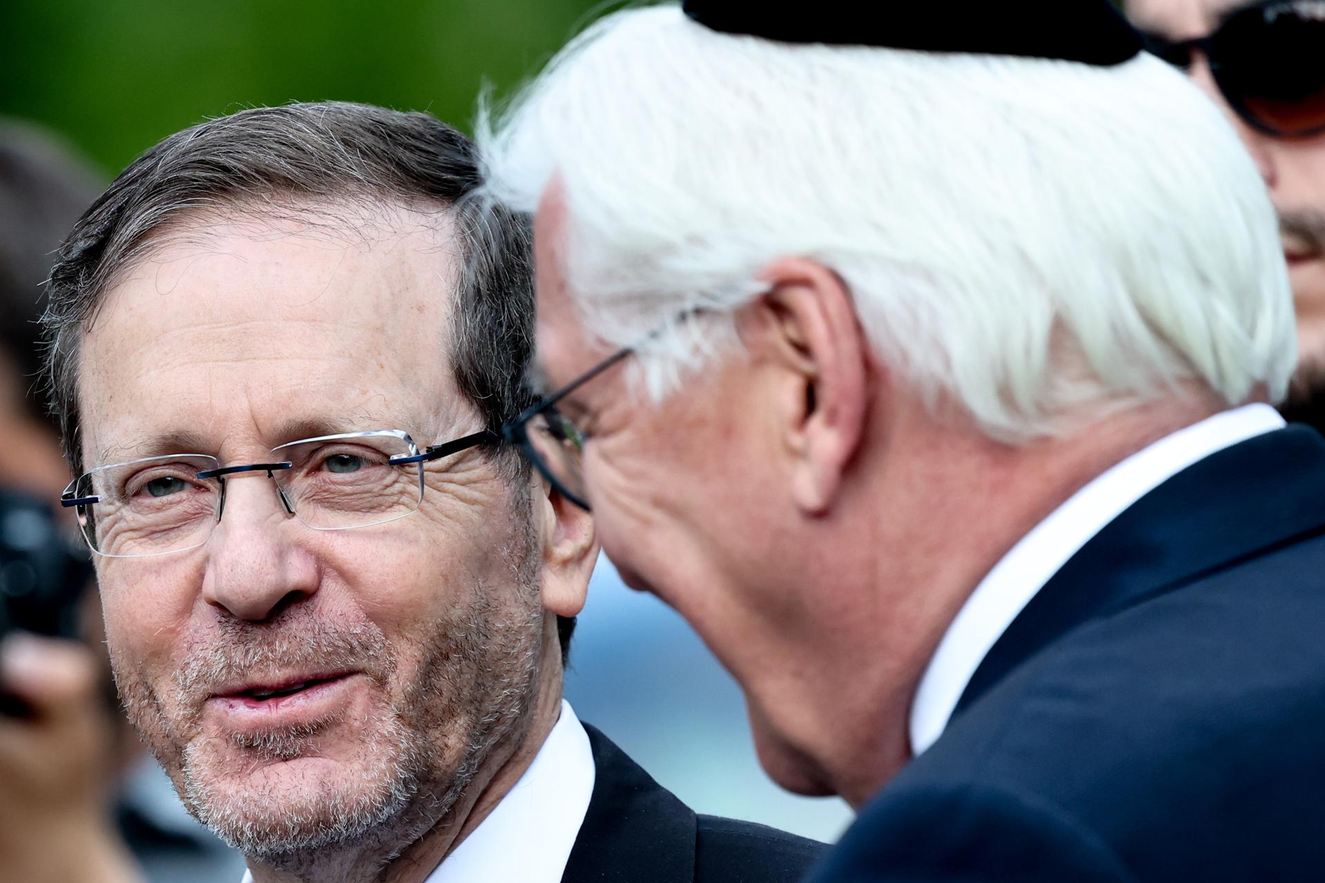 El presidente israelí Isaac Herzog (I) y el presidente alemán Frank-Walter Steinmeier (D) asisten a un evento conmemorativo en memoria de la deportación de judíos durante la Segunda Guerra Mundial en el monumento de la Plataforma 17 en la estación de tren de Grunewald en Berlín, Alemania, el 12 de mayo de 2025. Herzog visita Berlín para conmemorar los 60 años de relaciones diplomáticas entre los dos países. (Alemania) EFE/EPA/FILIP SINGER