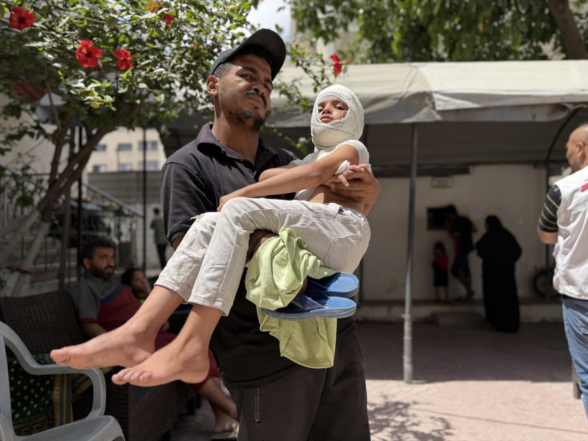 Agotados y bajo presión tras 600 días de ofensiva israelí en Gaza, los médicos de la Franja trabajan día y noche para atender a los cientos de heridos que se agolpan en los hospitales y clínicas, siempre con el temor de que las bombas que no dejan de caer sobre el enclave palestino alcancen también a sus seres queridos. Antes de la guerra, el personal médico gazatí disfrutaba haciendo su trabajo. Ahora, se ven obligados a trabajar sin descanso durante largas jornadas, con miedo por sus hijos que les esperan en casa: "Enfrentamos mucha presión, dificultades e inseguridad para venir a trabajar".-
EFE/ Ahmad Awad
