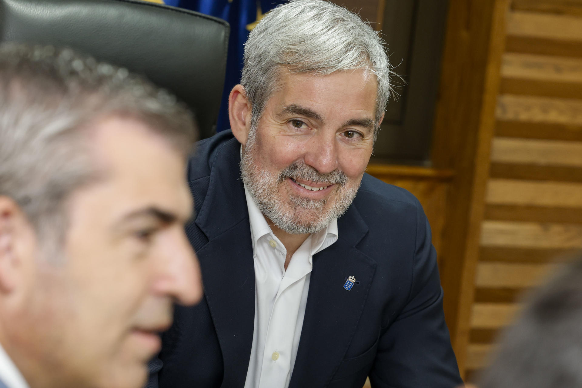 Imagen del presidente y el vicepresidente del Gobierno de Canarias, Fernando Clavijo (d) y Manuel Domínguez (i), respectivamente, durante la reunión del Consejo de Gobierno celebrada este lunes en Las Palmas de Gran Canaria. EFE/ Elvira Urquijo A.