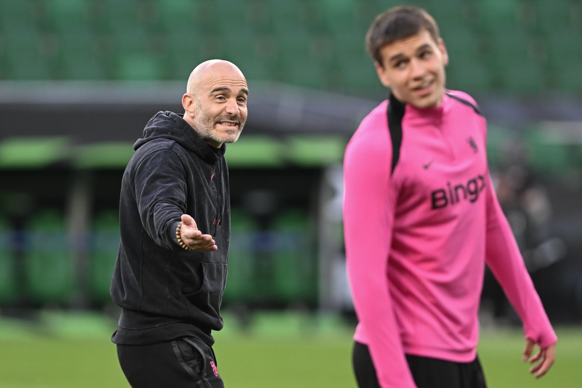 El técnico italiano del Chelsea, Enzo Maresca (c), durante el calentamiento que han realizado hoy martes en el Tarczynski Arena de Breslávia donde mañana miércoles disputan la final de la Liga de Conferencia frente al Betis. EFE/EPA/Jakub Kaczmarczyk POLAND OUT