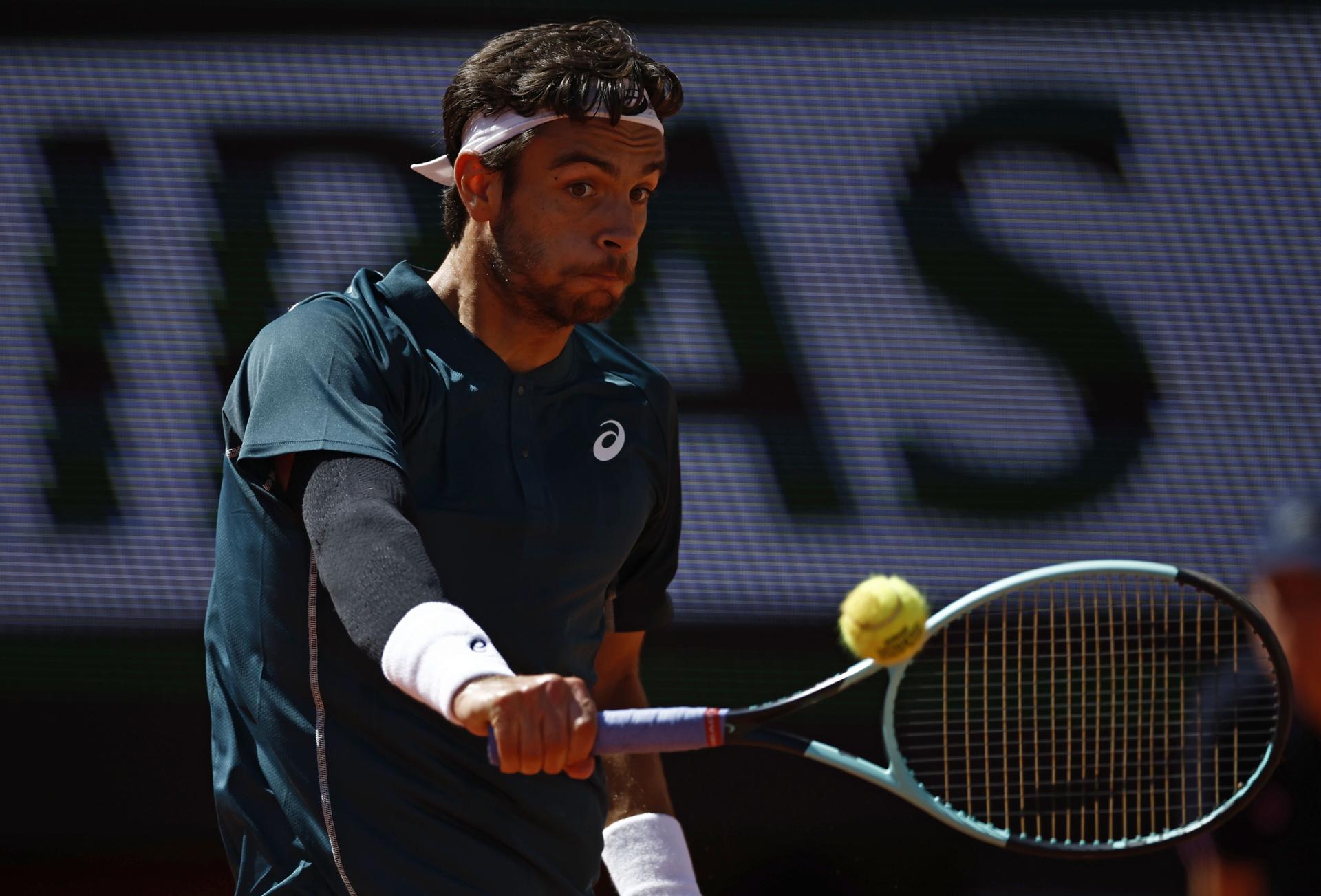 El italiano Lorenzo Musett, durante su partido de tercera ronda contra Mariano Navone, de Argentina, en land Garros. EFE/EPA/YOAN VALAT