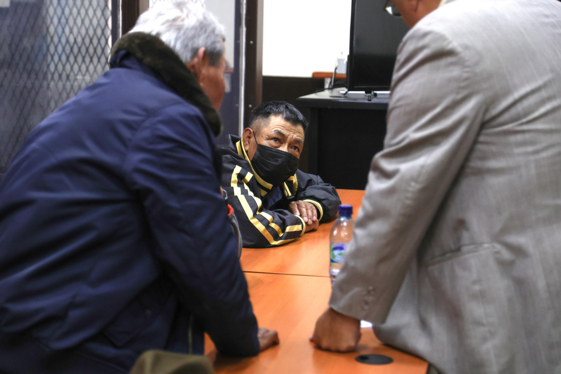 El expatrullero Felix Tum Ramírez (c) escucha la sentencia del Tribunal de Mayor Riesgo "B" este viernes, en Ciudad de Guatemala (Guatemala). EFE/ Mariano Macz.
