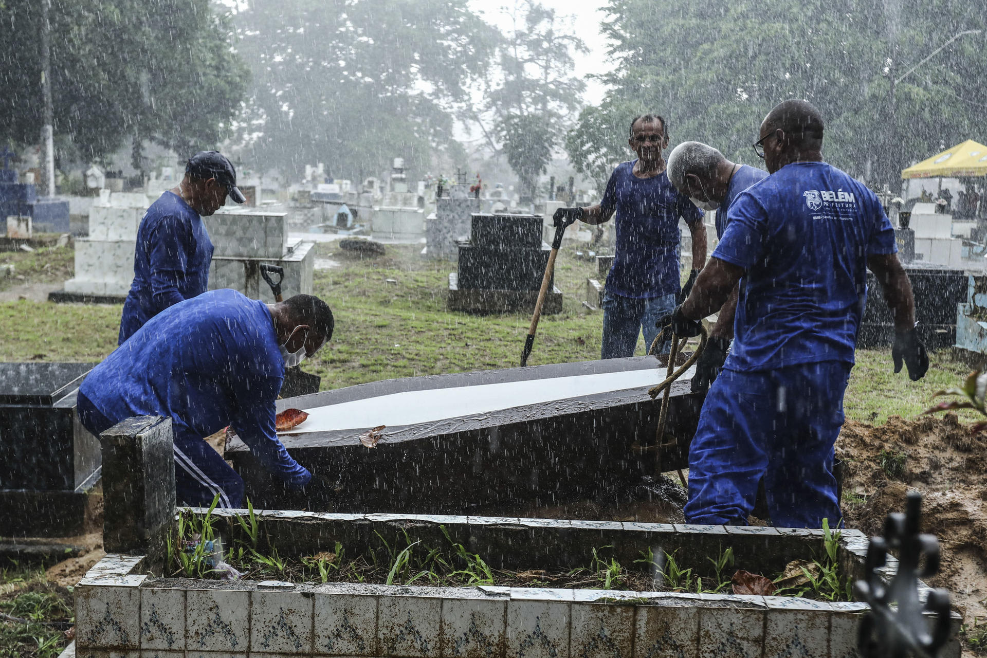 Fotografía tomada el 25/04/2024 en la ciudad de Belém (Brasil), del funeral de los nueve cuerpos de la embarcación encontrada a la deriva en el río Caeté, el 13 de abril de 2024. El 13 de abril se cumplió un año desde que unos pescadores de la bahía de Maiaú, en Pará (nordeste de Brasil), encontraron a la deriva una embarcación blanca y azul celeste de unos quince metros de eslora con nueve cadáveres muy deteriorados a bordo, 27 móviles y dos documentos de identidad: uno de Mauritania y otro de Mali. Los intentos de la Policía Federal de Brasil para cotejar sus huellas dactilares con los registros policiales de Mauritania y Mali han servido de poco, así que los nueve fueron enterrados sin nombre en un cementerio de Belém al cabo de doce días, aunque se conservan perfiles de ADN por si alguna familia demanda un análisis genético. EFE/Marx Vasconcelos