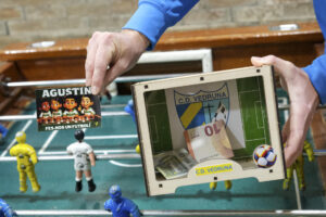 Imagen de la campaña 'Agustín, haznos un futbolín' y la hucha simbólica donde los alumnos del colegio Carmelitas de Alcoy han recogido el dinero para ayudar al único artesano que fabrica en la Comunitat Valenciana futbolines afectado por la dana del 29 de octubre. Imagen de archivo. EFE/Pablo Miranzo