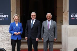 El primer ministro británico, Keir Starmer, el presidente del Consejo Europeo, António Costa, y la presidenta de la Comisión Europea (CE), Ursula von der Leyen. EFE/EPA/NEIL HALL / POOL