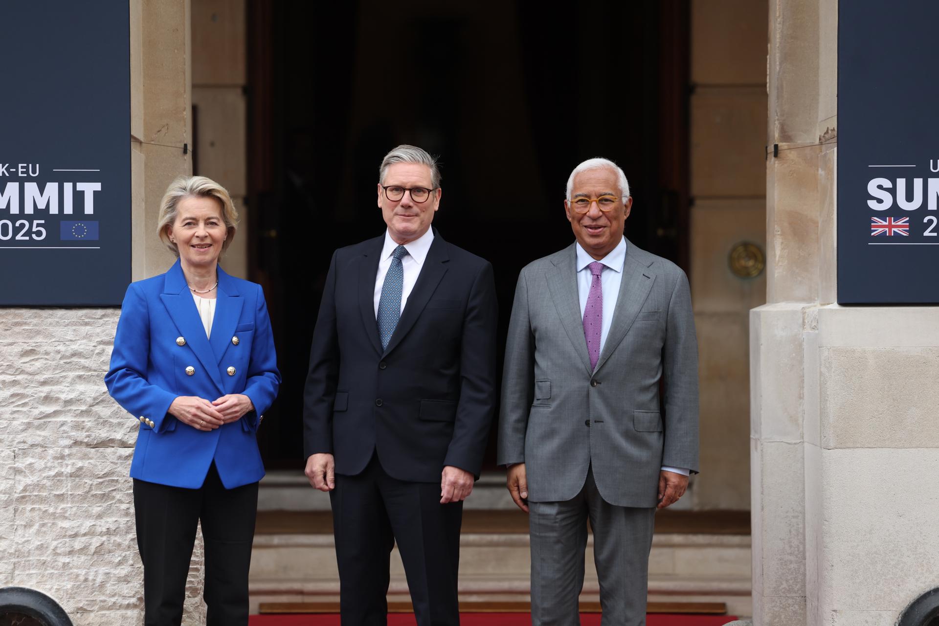 El primer ministro británico, Keir Starmer, el presidente del Consejo Europeo, António Costa, y la presidenta de la Comisión Europea (CE), Ursula von der Leyen. EFE/EPA/NEIL HALL / POOL
