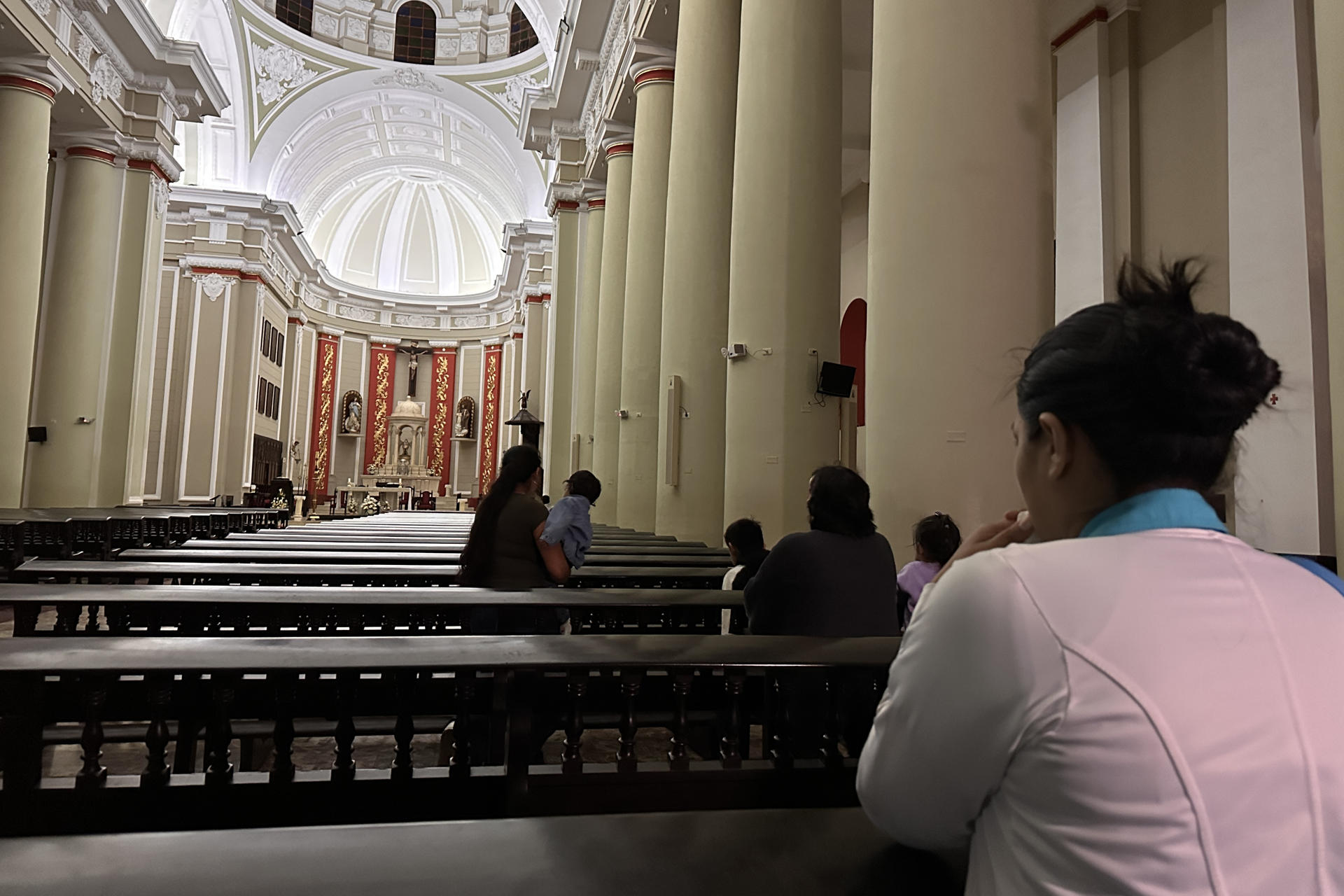 Varias personas rezan este 8 de mayo de 2025, en la catedral de Chiclayo (Perú). EFE/ Mikhail Huacán
