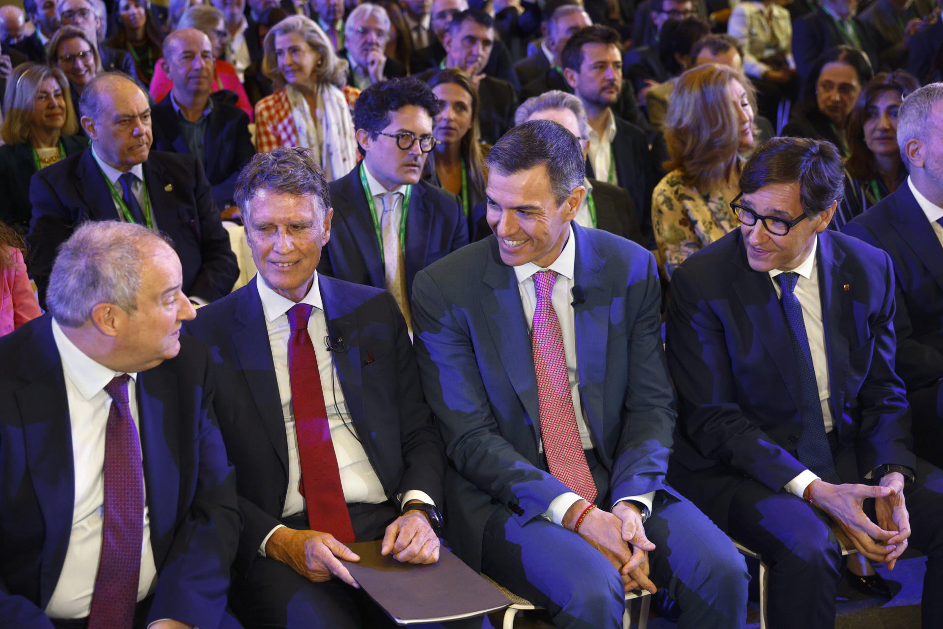 El presidente del Gobierno, Pedro Sánchez, junto al presidente del Cercle d'Economia, Jaume Guardiola (2i), el ministro de Industria, Jordi Hereu (i), y el presidente de la Generalitat, Salvador Illa (d), a su llegada a la inauguración de la reunión anual del Cercle d'Economia, que congrega en su cuadragésima edición a líderes políticos y empresariales bajo el lema "Europa, wake-up call?", para analizar el convulso contexto geopolítico. EFE/Quique García